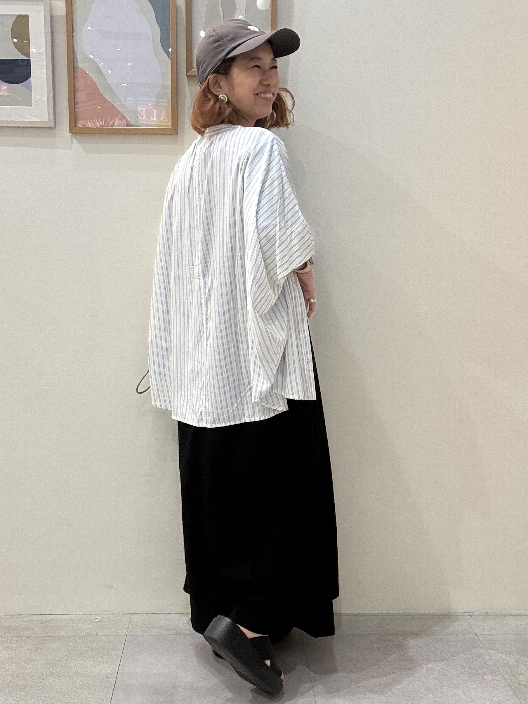 たけぴさんの「SHOO･LA･RUE｜【洗濯機可/体型カバー】二の腕隠れる ゆるっとドルマンバンドカラーシャツ」を使ったコーディネート