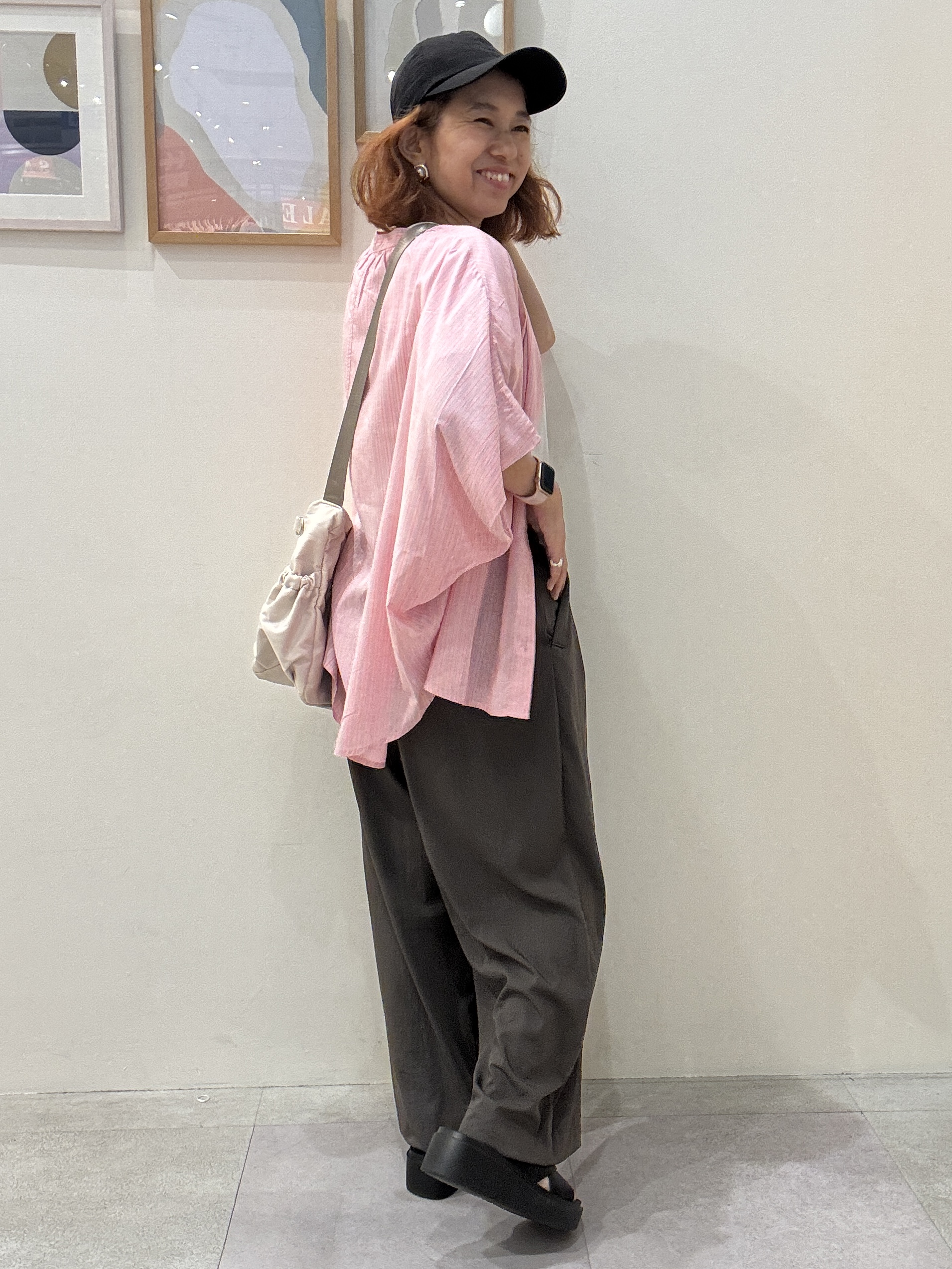 たけぴさんの「SHOO･LA･RUE｜【洗濯機可/体型カバー】二の腕隠れる ゆるっとドルマンバンドカラーシャツ」を使ったコーディネート