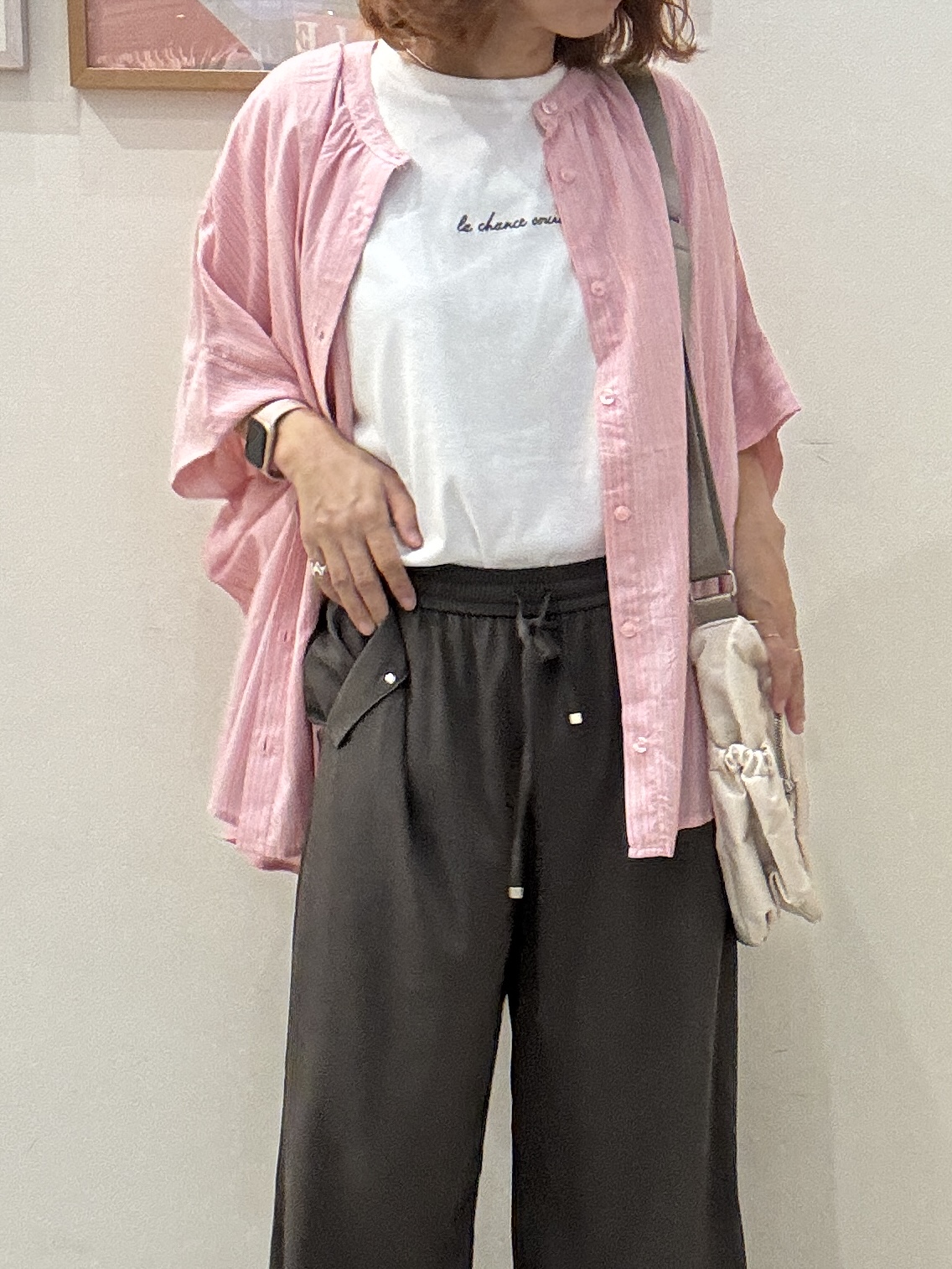 たけぴさんの「SHOO･LA･RUE｜【洗濯機可/体型カバー】二の腕隠れる ゆるっとドルマンバンドカラーシャツ」を使ったコーディネート