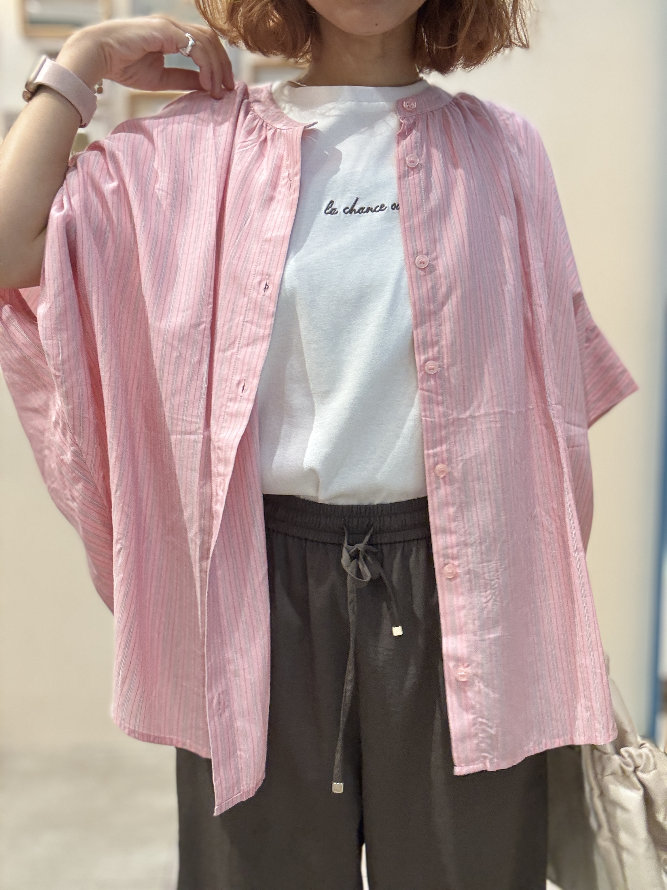 たけぴさんの「SHOO･LA･RUE｜【洗濯機可/体型カバー】二の腕隠れる ゆるっとドルマンバンドカラーシャツ」を使ったコーディネート