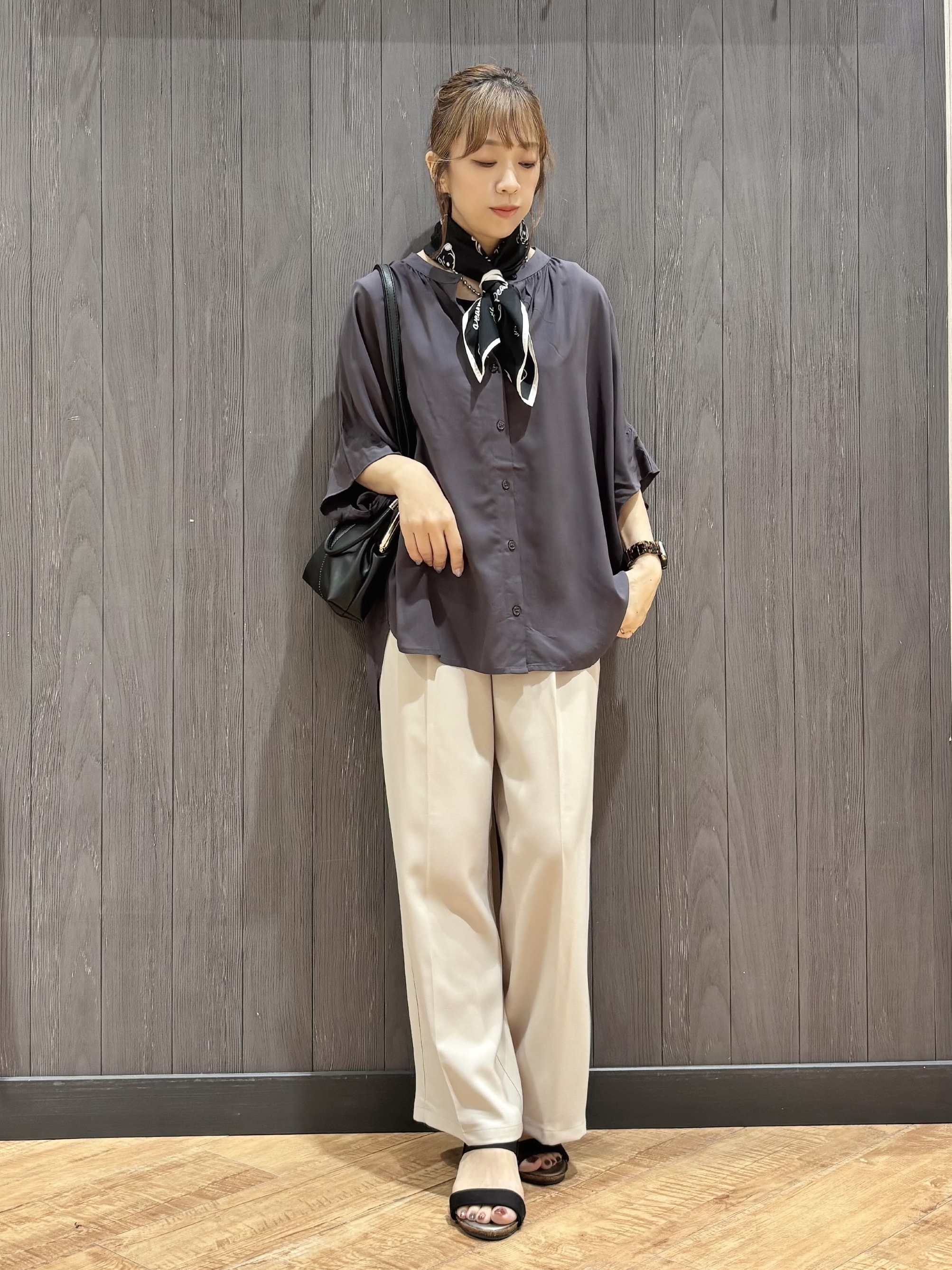 meiさんの「SHOO･LA･RUE｜【洗濯機可/体型カバー】二の腕隠れる ゆるっとドルマンバンドカラーシャツ」を使ったコーディネート