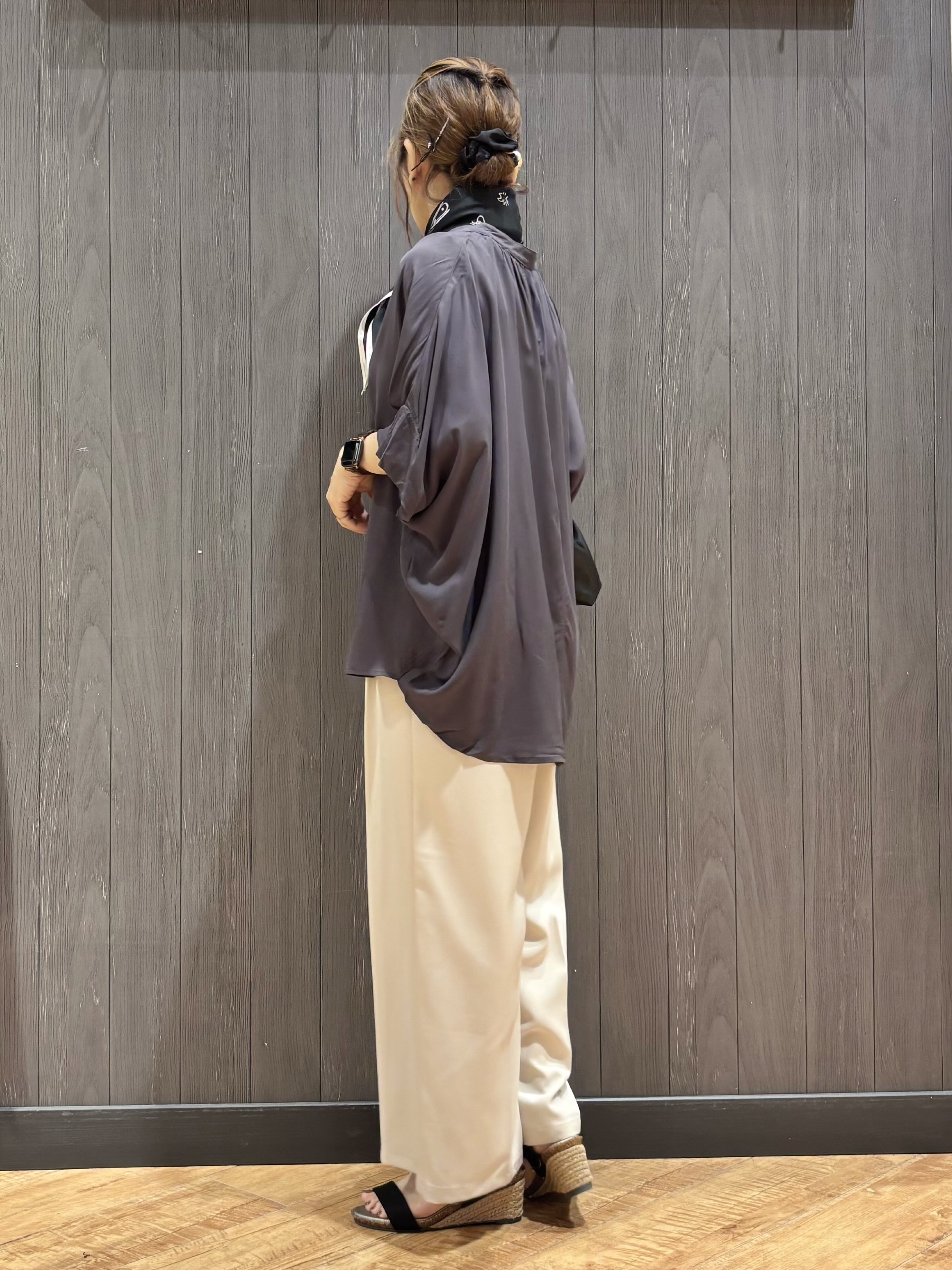 meiさんの「SHOO･LA･RUE｜【洗濯機可/体型カバー】二の腕隠れる ゆるっとドルマンバンドカラーシャツ」を使ったコーディネート