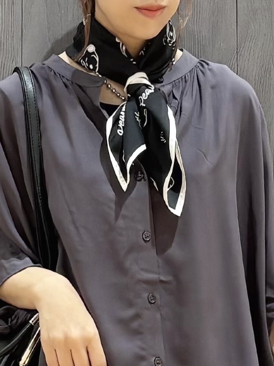 meiさんの「SHOO･LA･RUE｜【洗濯機可/体型カバー】二の腕隠れる ゆるっとドルマンバンドカラーシャツ」を使ったコーディネート