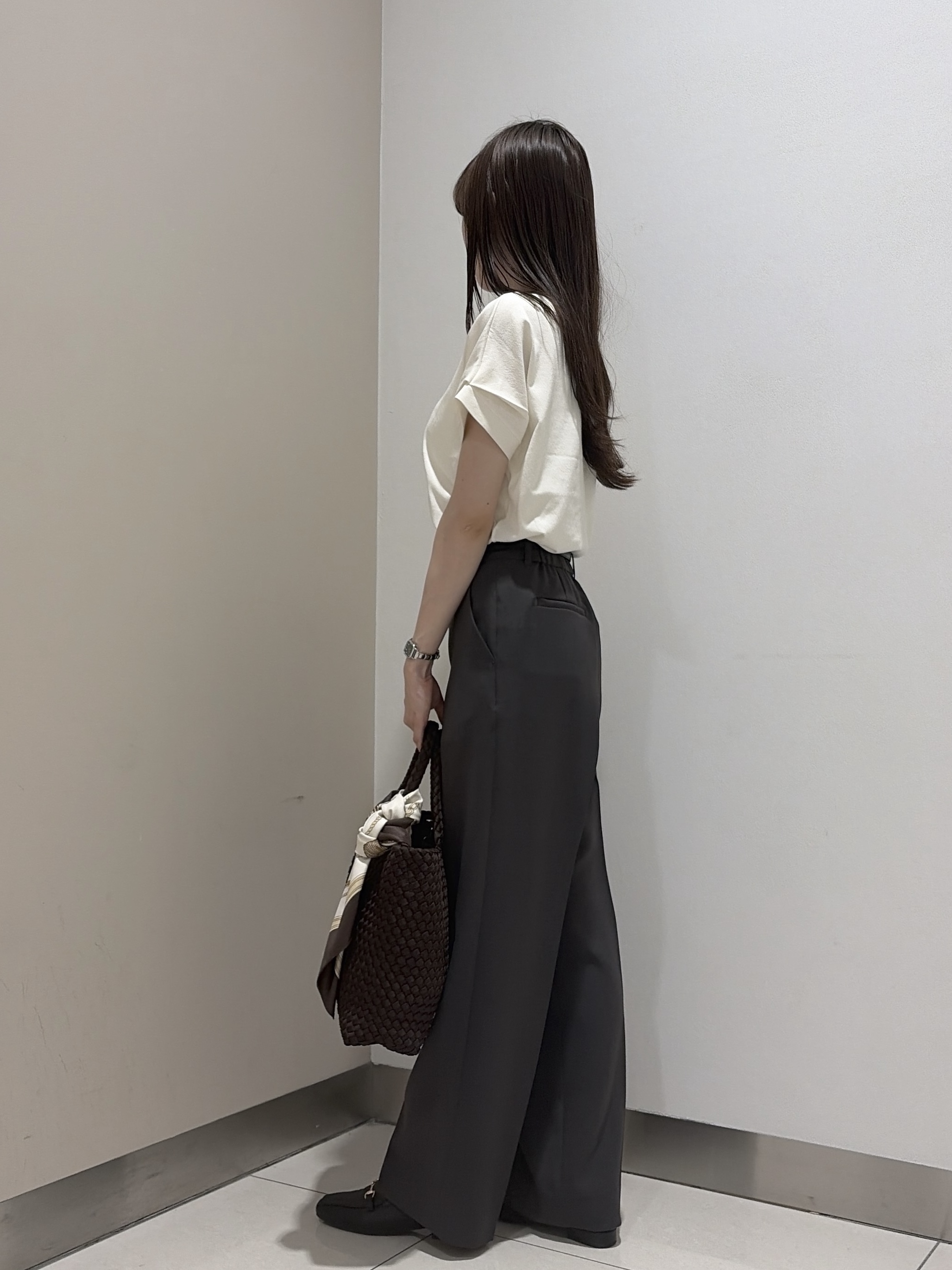 岡田美詩さんの「UNTITLED｜【肌に張りつきにくい/前後2WAY】ドライタッチコットンプルオーバー」を使ったコーディネート