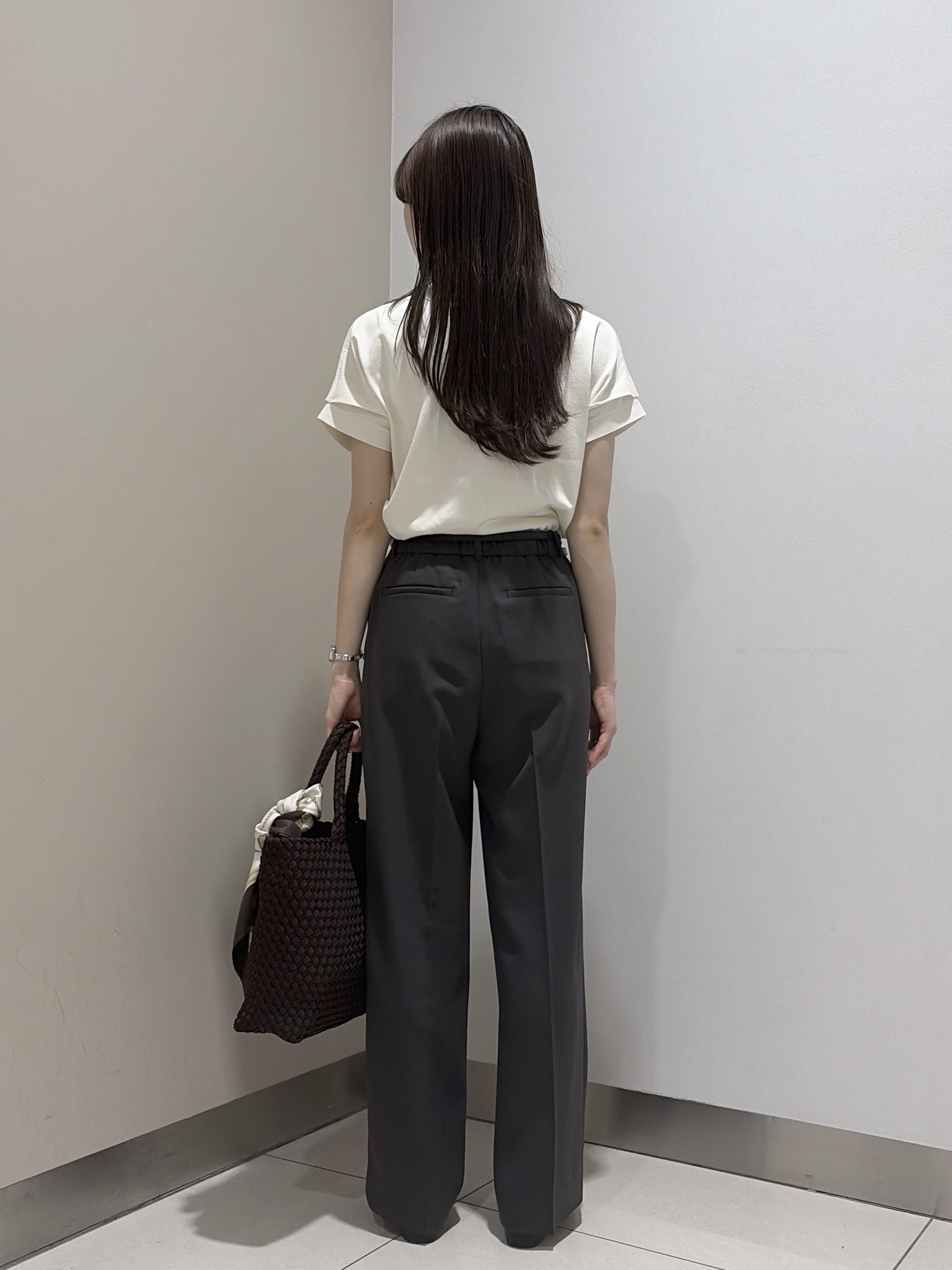 岡田美詩さんの「UNTITLED｜【肌に張りつきにくい/前後2WAY】ドライタッチコットンプルオーバー」を使ったコーディネート