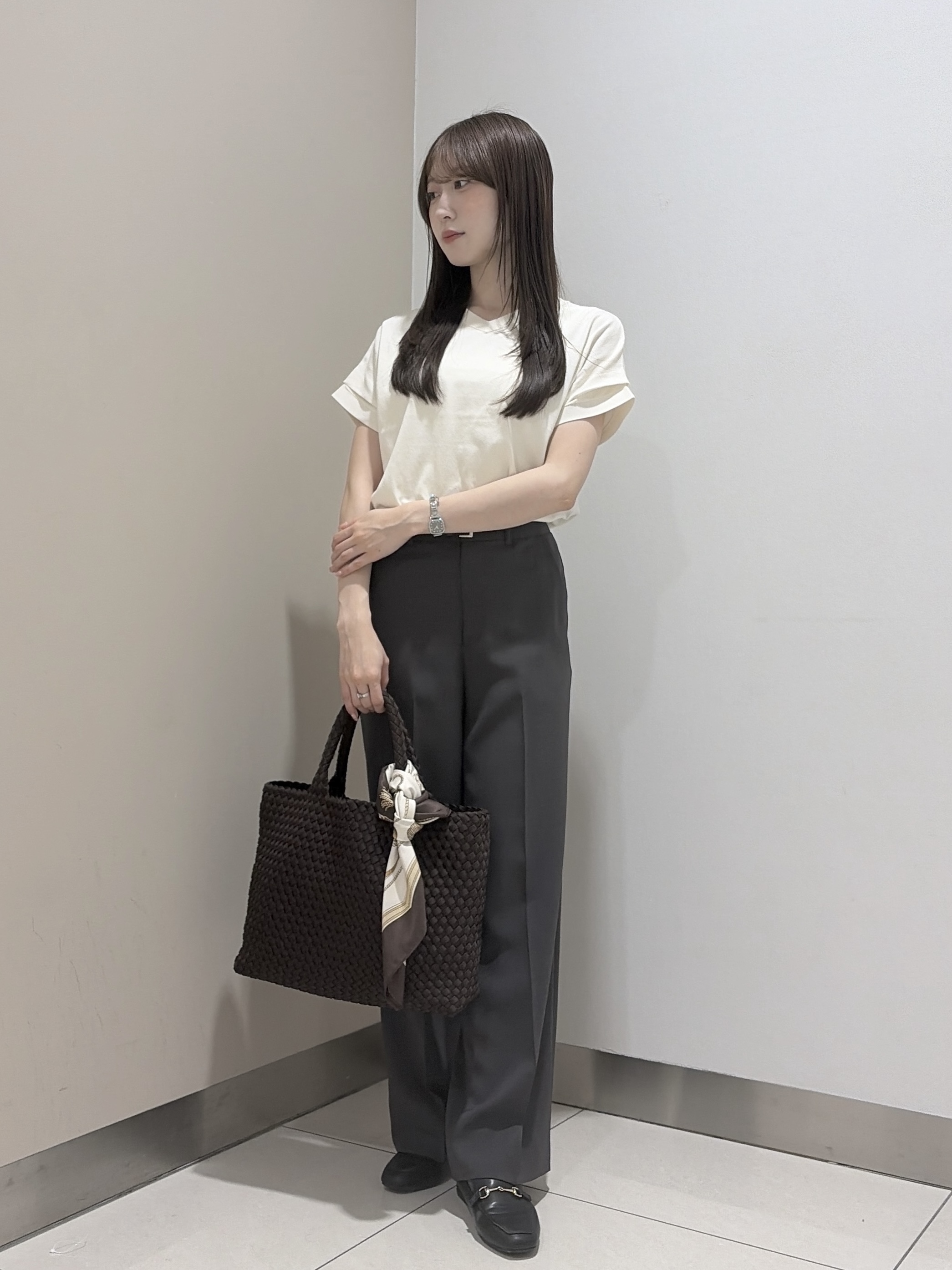 岡田美詩さんの「UNTITLED｜【肌に張りつきにくい/前後2WAY】ドライタッチコットンプルオーバー」を使ったコーディネート
