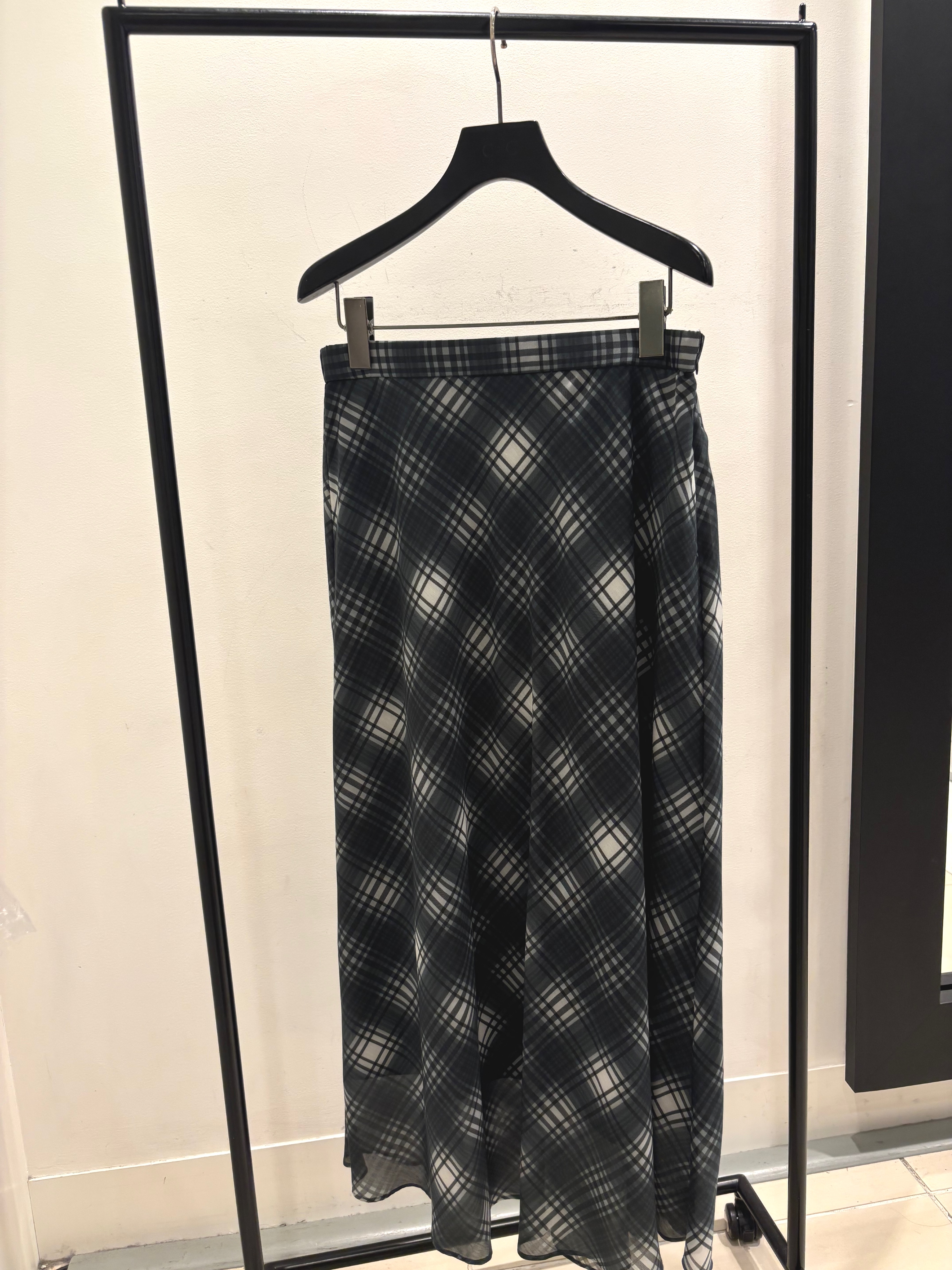 sawaさんの「COUP DE CHANCE｜【手洗い可／日本製】フロント ドレープブラウス」を使ったコーディネート