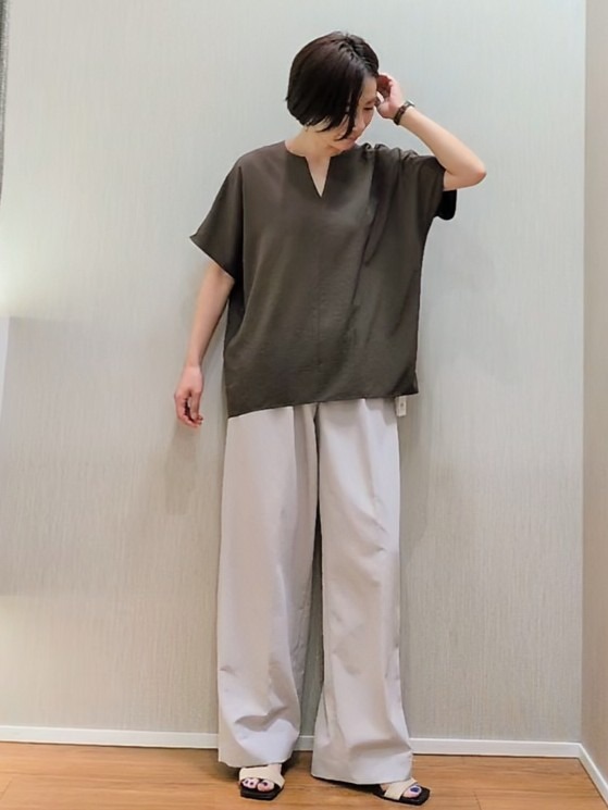 ミズタさんの「UNTITLED｜【UV/接触冷感/セットアップ可】リラクシーキーVネックブラウス」を使ったコーディネート