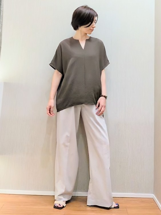 ミズタさんの「UNTITLED｜【UV/接触冷感/セットアップ可】リラクシーキーVネックブラウス」を使ったコーディネート