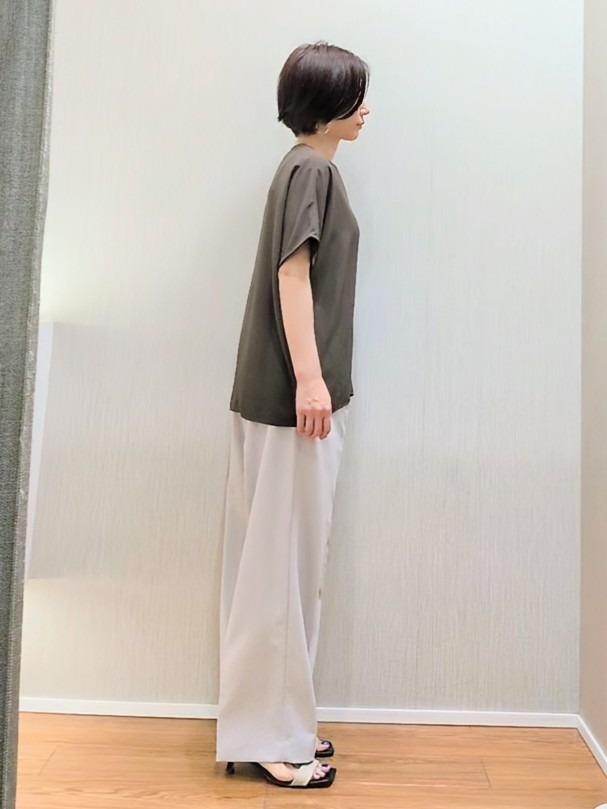 ミズタさんの「UNTITLED｜【UV/接触冷感/セットアップ可】リラクシーキーVネックブラウス」を使ったコーディネート