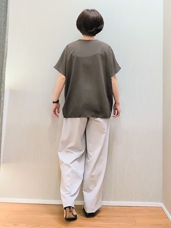 ミズタさんの「UNTITLED｜【UV/接触冷感/セットアップ可】リラクシーキーVネックブラウス」を使ったコーディネート