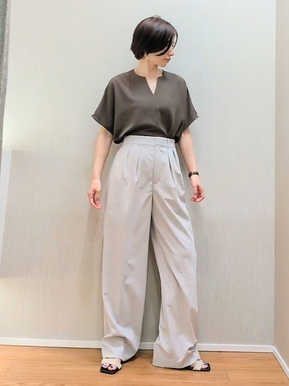 ミズタさんの「UNTITLED｜【UV/接触冷感/セットアップ可】リラクシーキーVネックブラウス」を使ったコーディネート