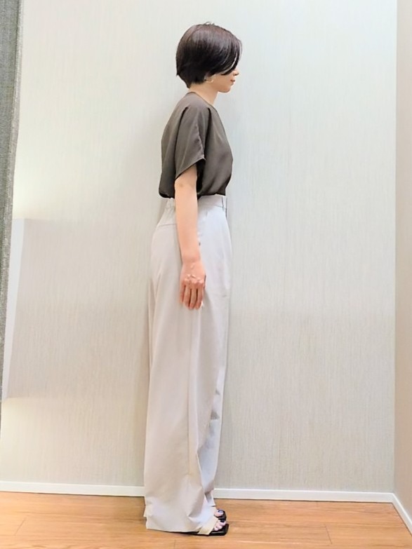 ミズタさんの「UNTITLED｜【UV/接触冷感/セットアップ可】リラクシーキーVネックブラウス」を使ったコーディネート