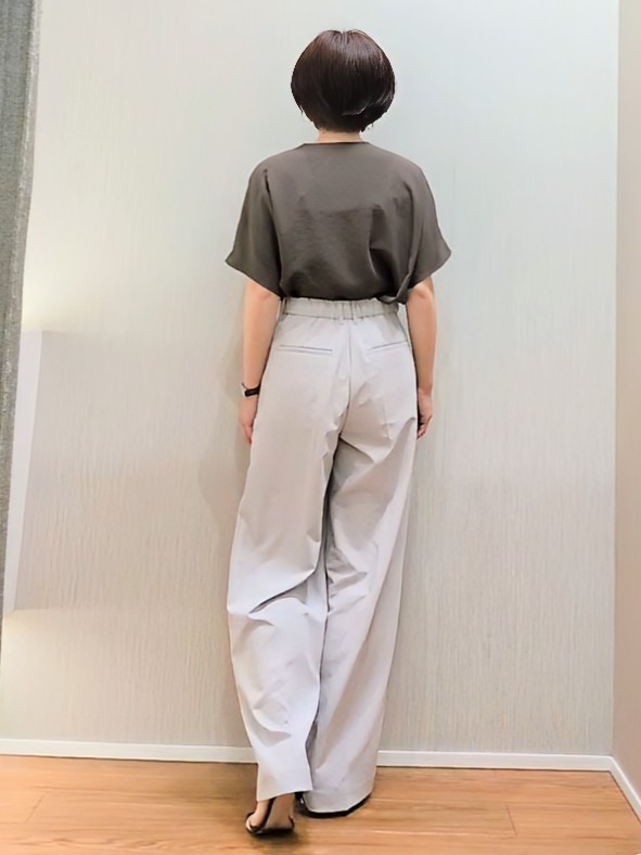 ミズタさんの「UNTITLED｜【UV/接触冷感/セットアップ可】リラクシーキーVネックブラウス」を使ったコーディネート