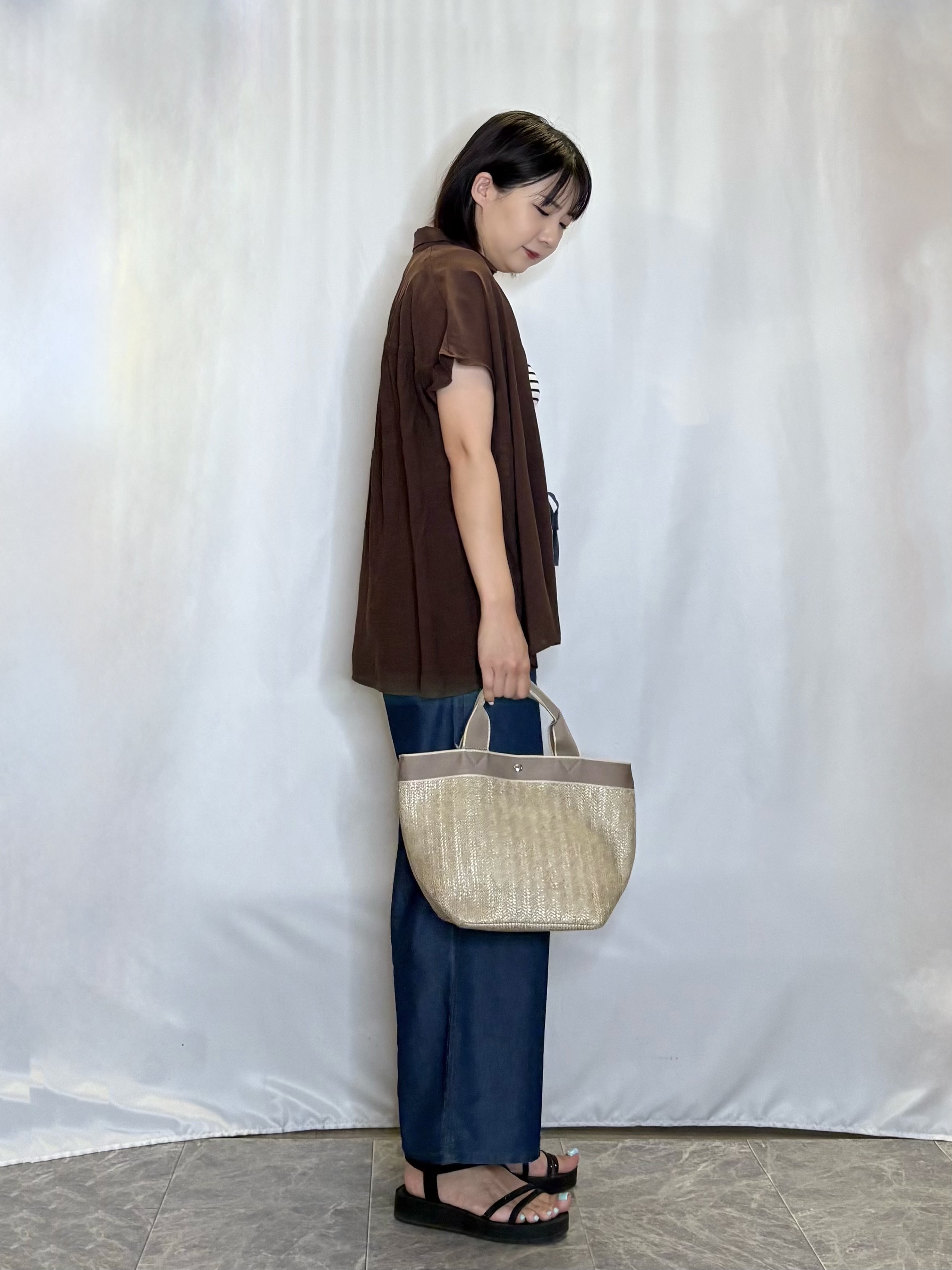 ネリさんの「SHOO･LA･RUE｜【UV/洗濯機可】ほんのりシアーで上品な バックギャザーブラウス」を使ったコーディネート