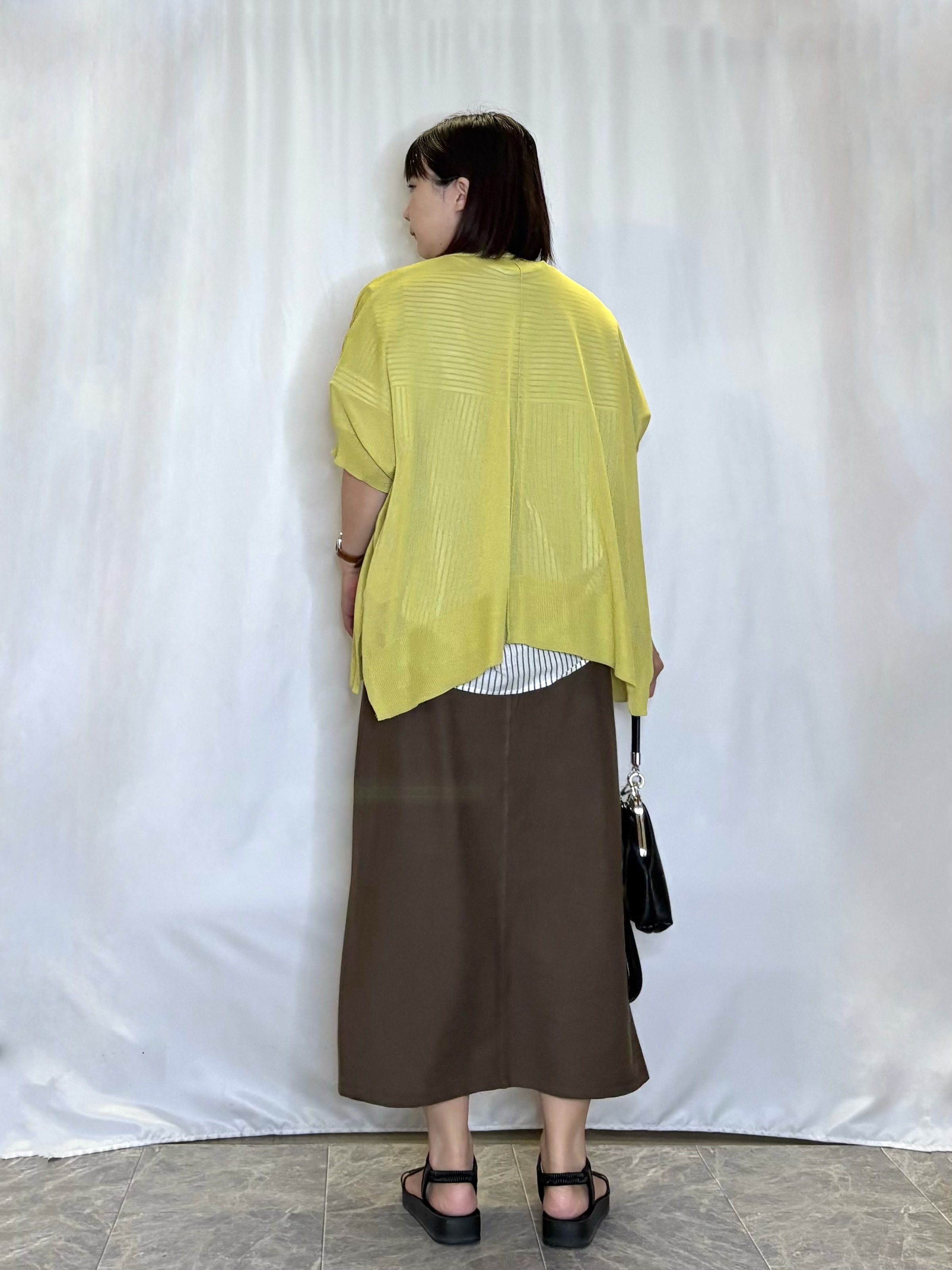ネリさんの「SHOO･LA･RUE｜【洗濯機可/体型カバー】上品ラメがきらめく シアーポンチョ風カーディガン」を使ったコーディネート