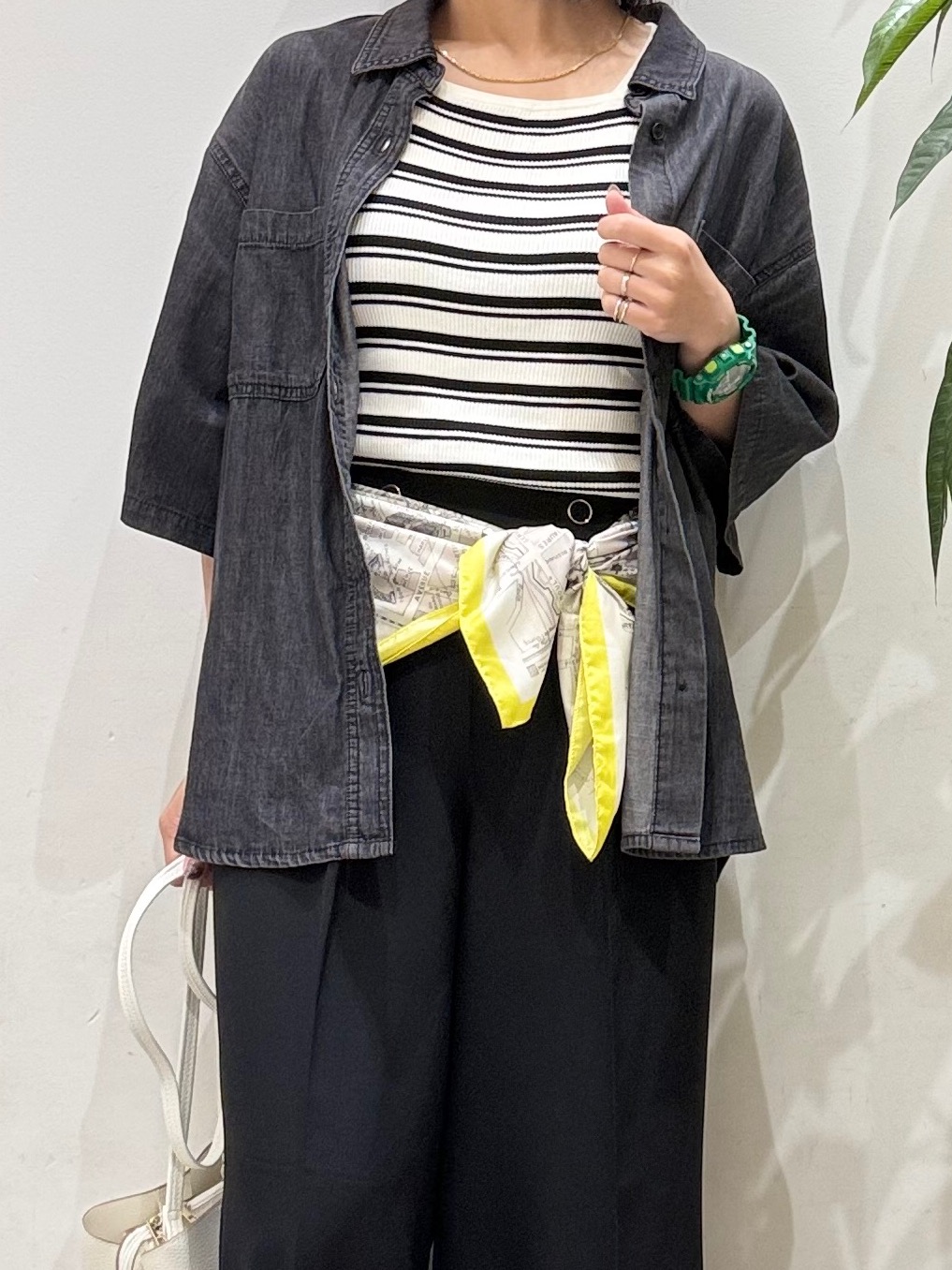misakiさんの「SHOO･LA･RUE｜【S-LL/洗濯機可/綿100%】やわらかシアーデニム 5分袖ポケットシャツ」を使ったコーディネート
