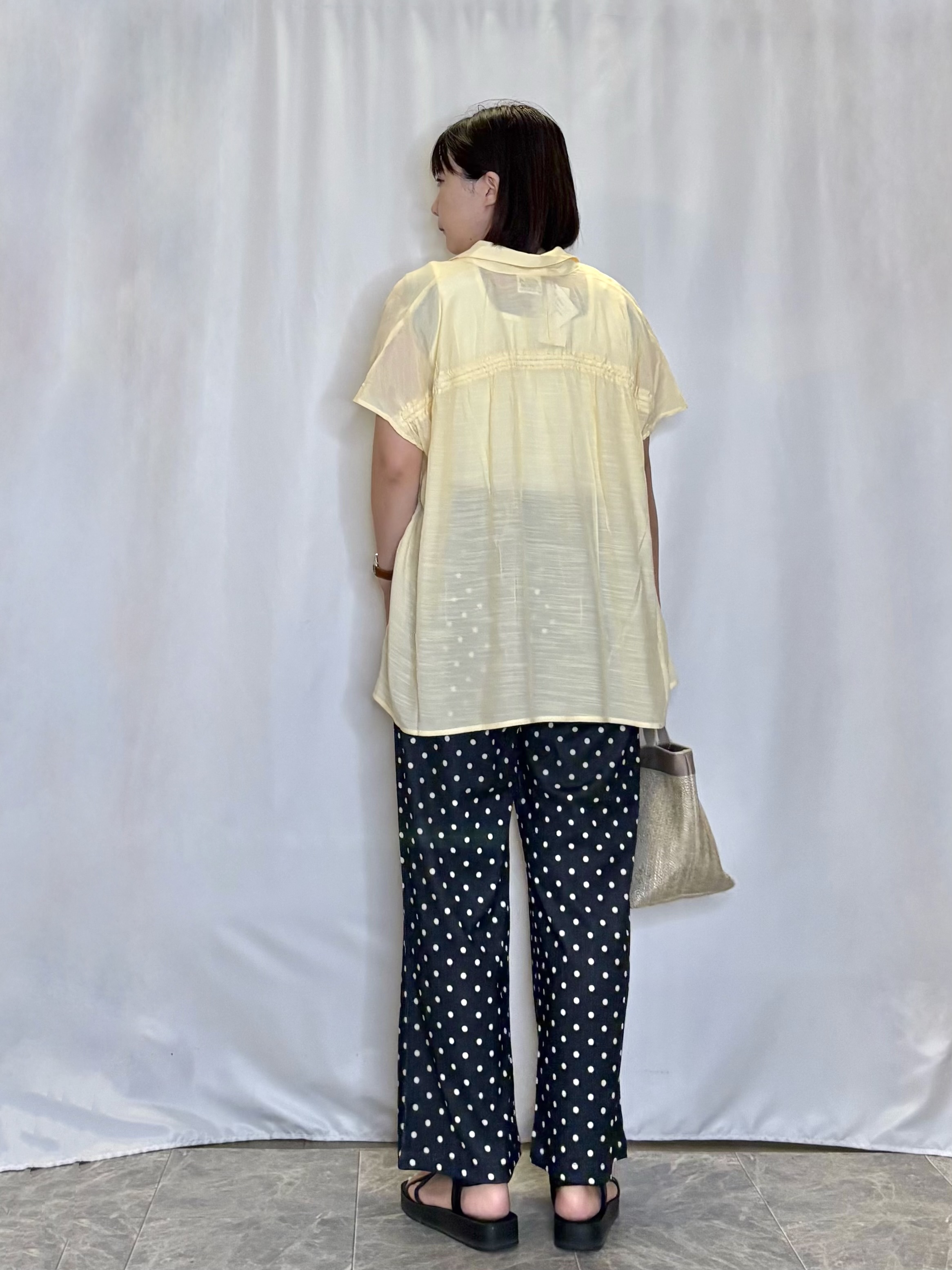 ネリさんの「SHOO･LA･RUE｜【UV/洗濯機可】ほんのりシアーで上品な バックギャザーブラウス」を使ったコーディネート