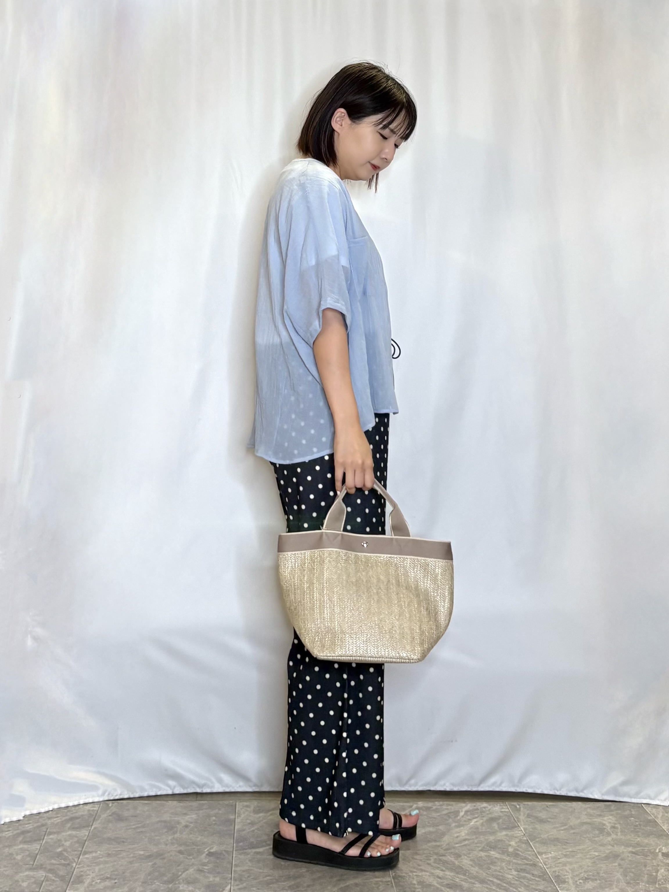 ネリさんの「SHOO･LA･RUE｜【洗濯機可/選べる6色】程よいシアー感が涼し気 ゆったりワッシャードルマンブラウス」を使ったコーディネート