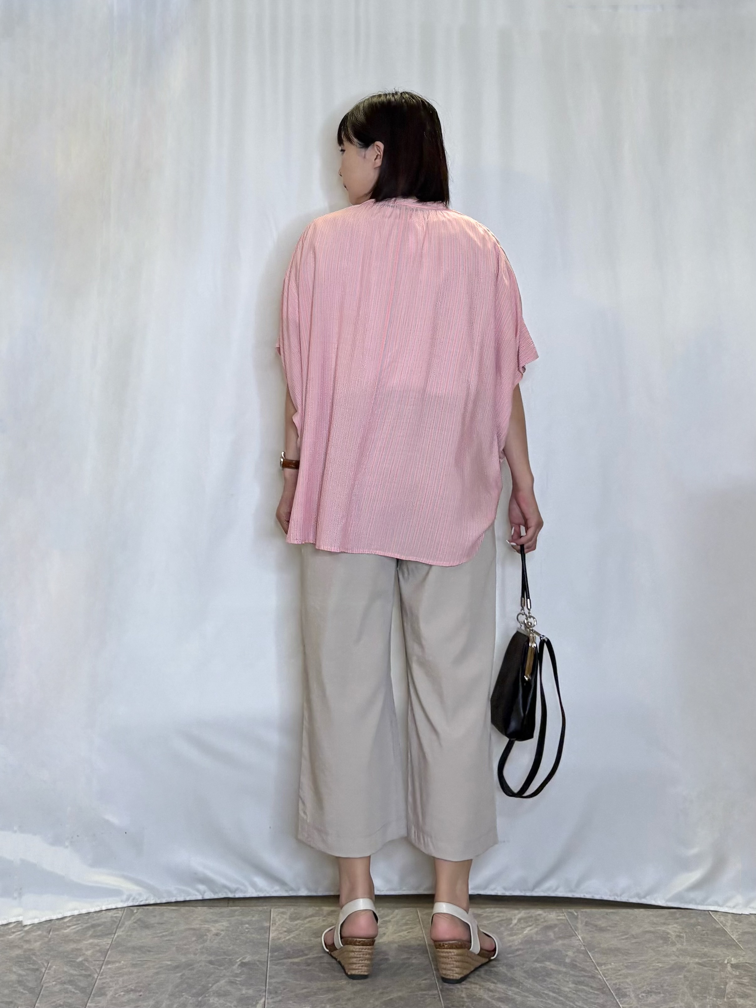 ネリさんの「SHOO･LA･RUE｜【洗濯機可/体型カバー】二の腕隠れる ゆるっとドルマンバンドカラーシャツ」を使ったコーディネート