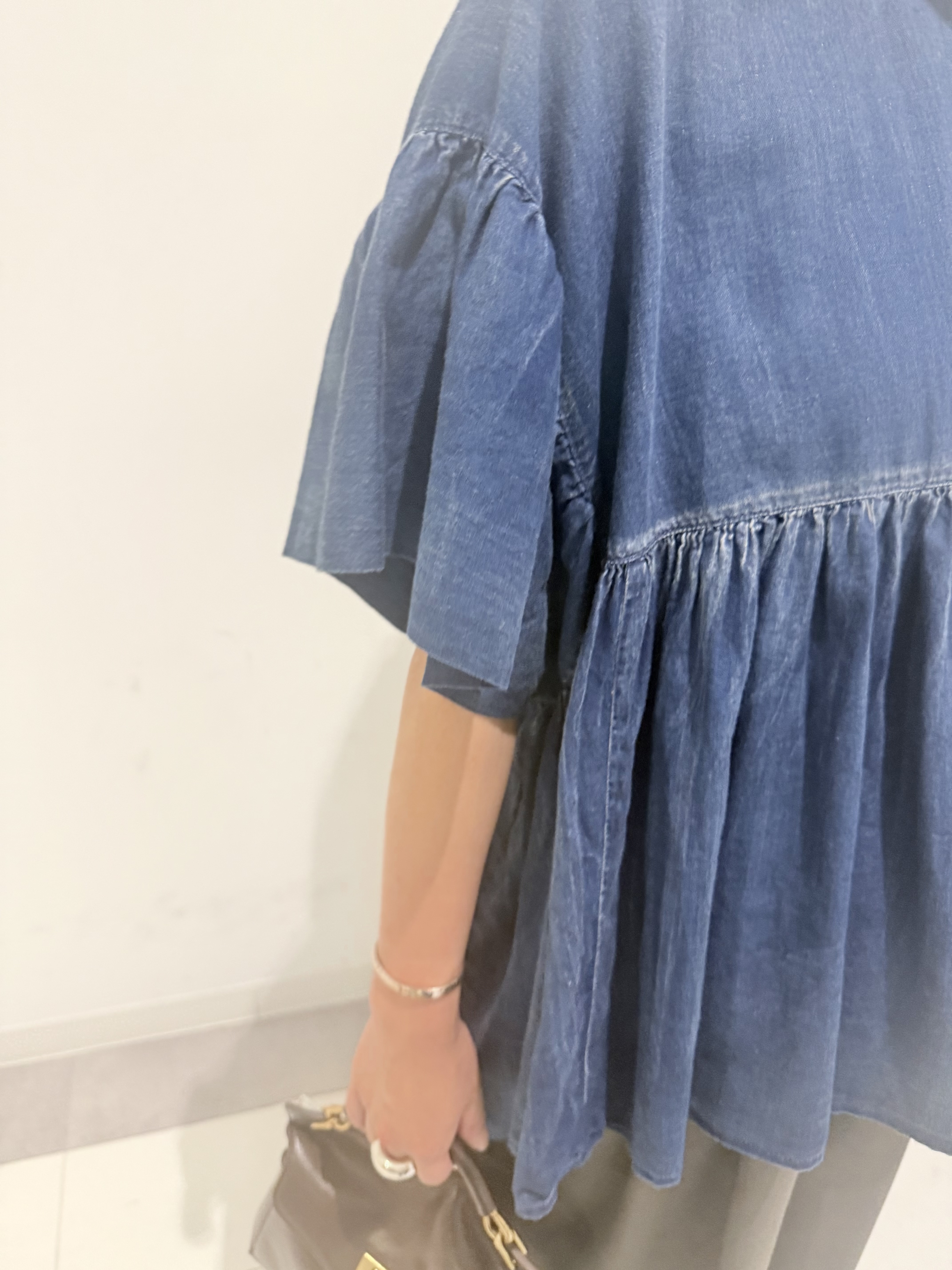 MIYAKAWAさんの「DRESSTERIOR｜【涼しく着映え】シアーデニムAラインブラウス」を使ったコーディネート