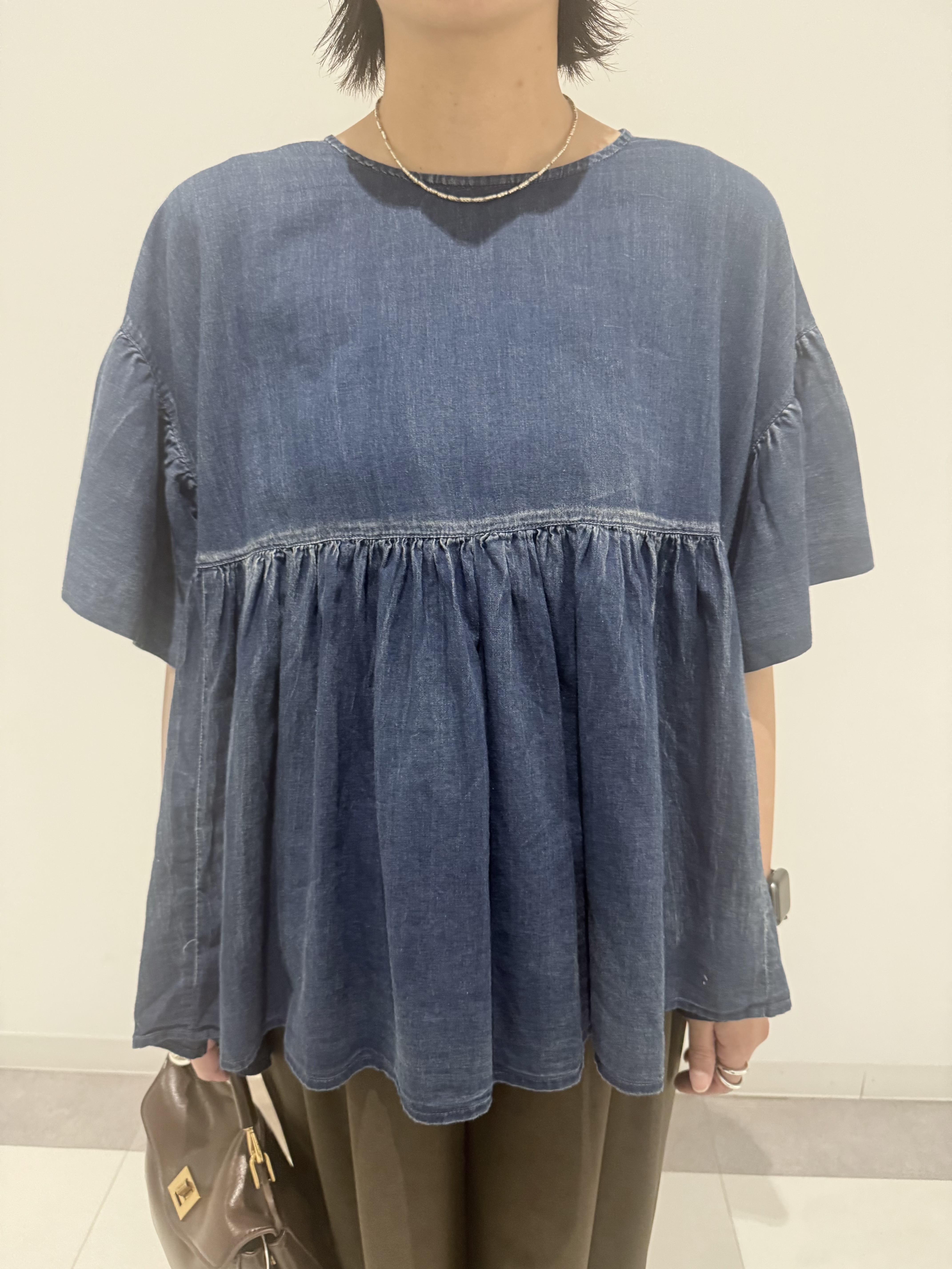 MIYAKAWAさんの「DRESSTERIOR｜【涼しく着映え】シアーデニムAラインブラウス」を使ったコーディネート