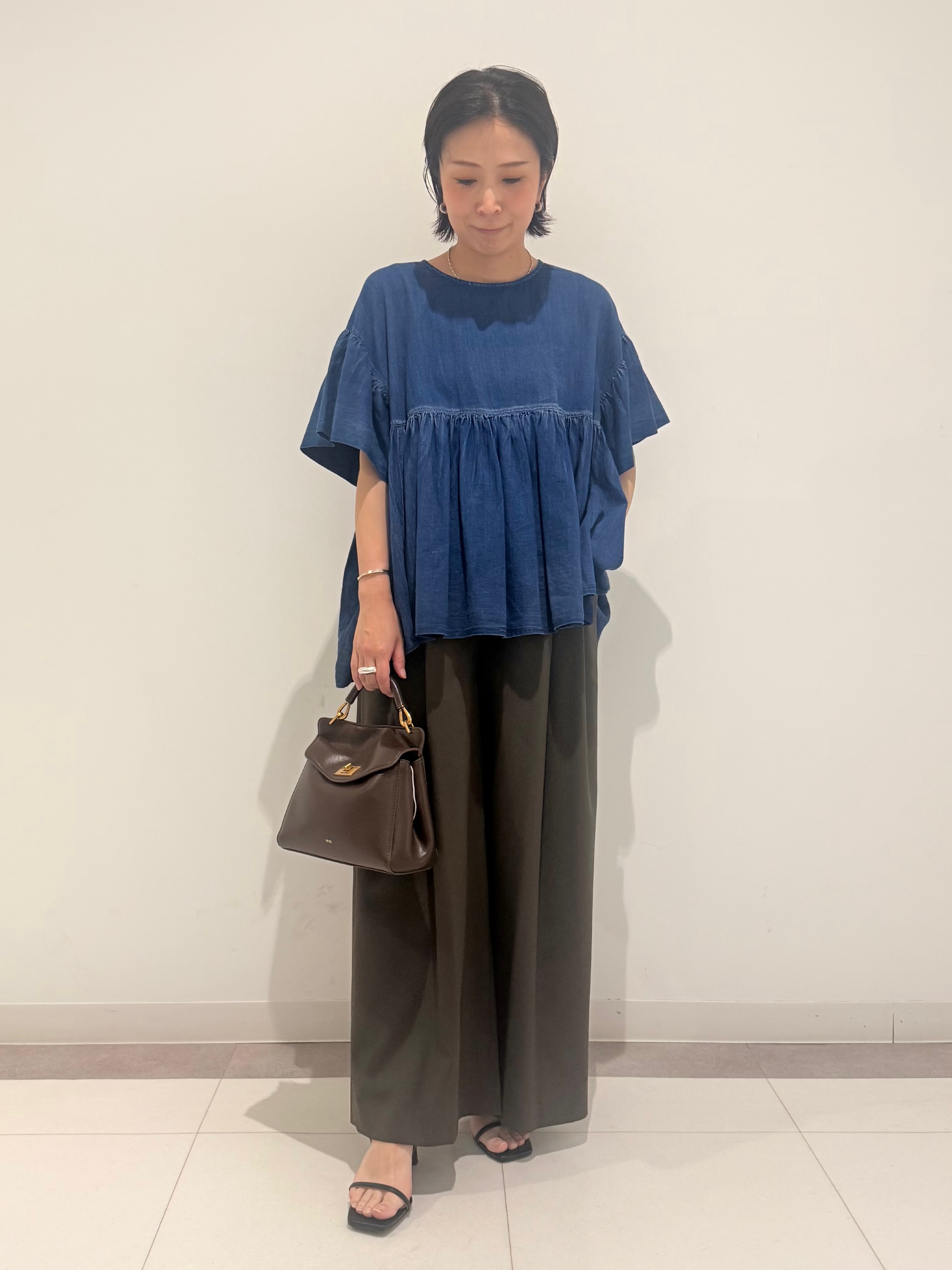 MIYAKAWAさんの「DRESSTERIOR｜【涼しく着映え】シアーデニムAラインブラウス」を使ったコーディネート