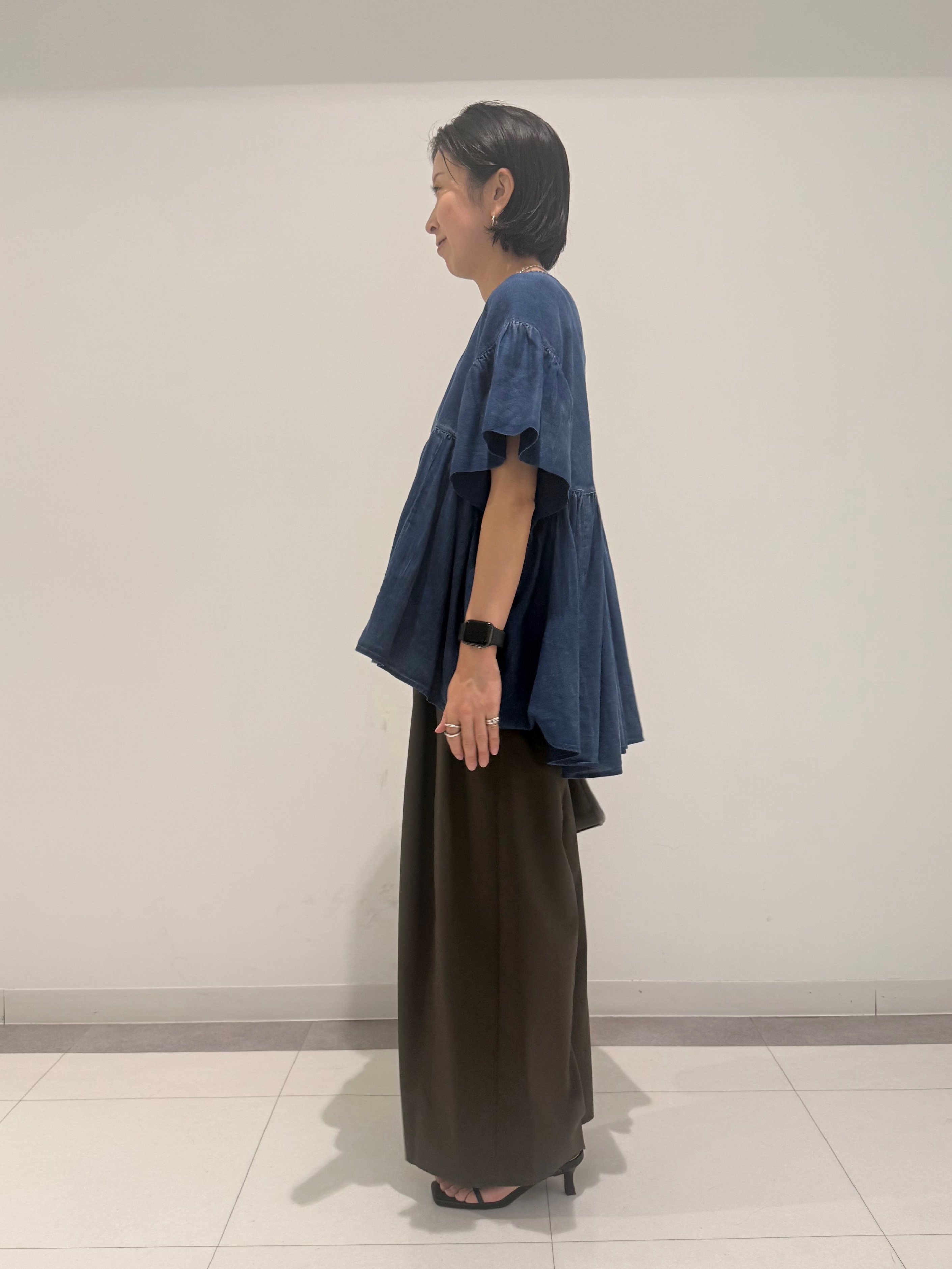 MIYAKAWAさんの「DRESSTERIOR｜【涼しく着映え】シアーデニムAラインブラウス」を使ったコーディネート