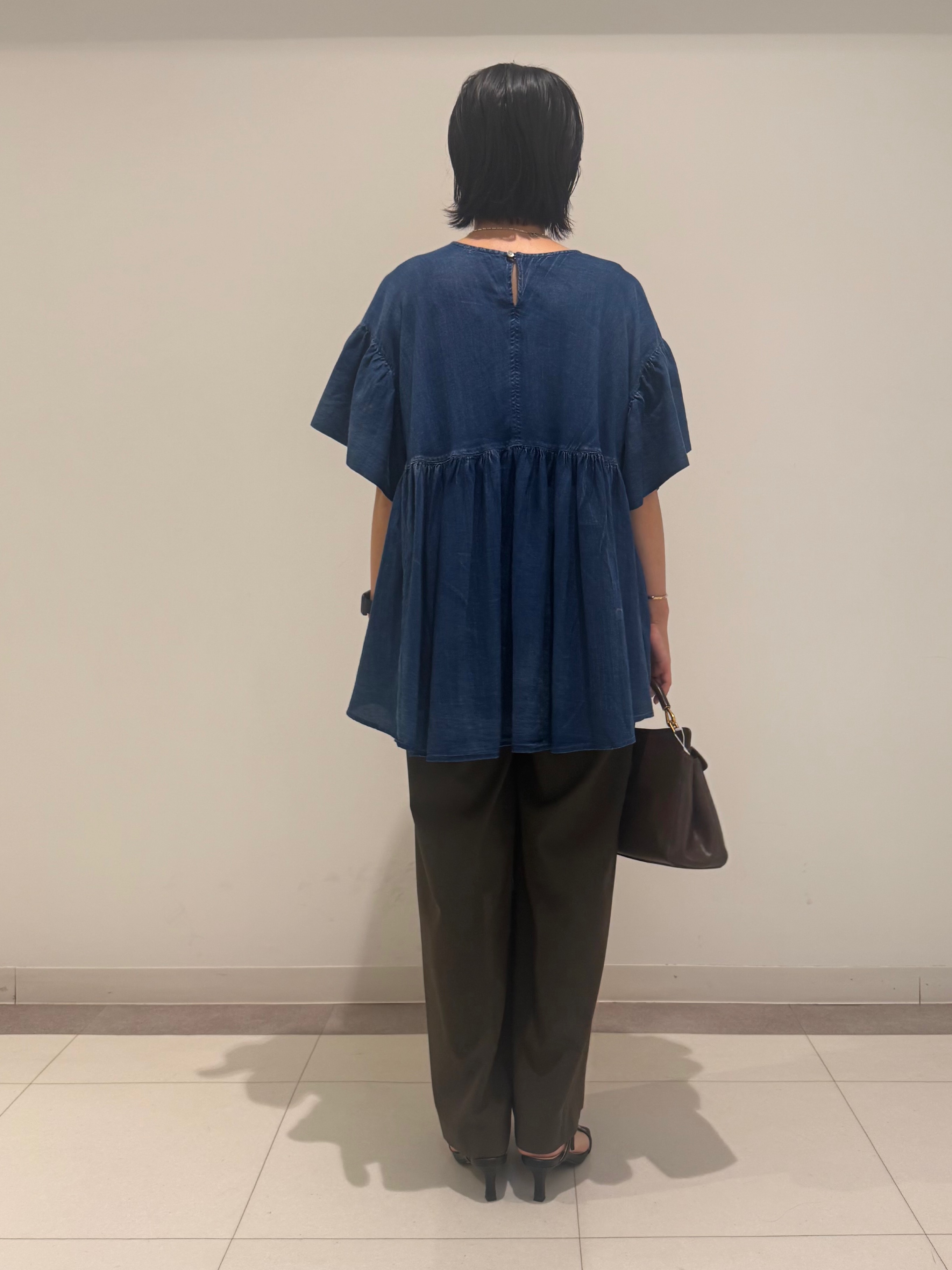 MIYAKAWAさんの「DRESSTERIOR｜【涼しく着映え】シアーデニムAラインブラウス」を使ったコーディネート