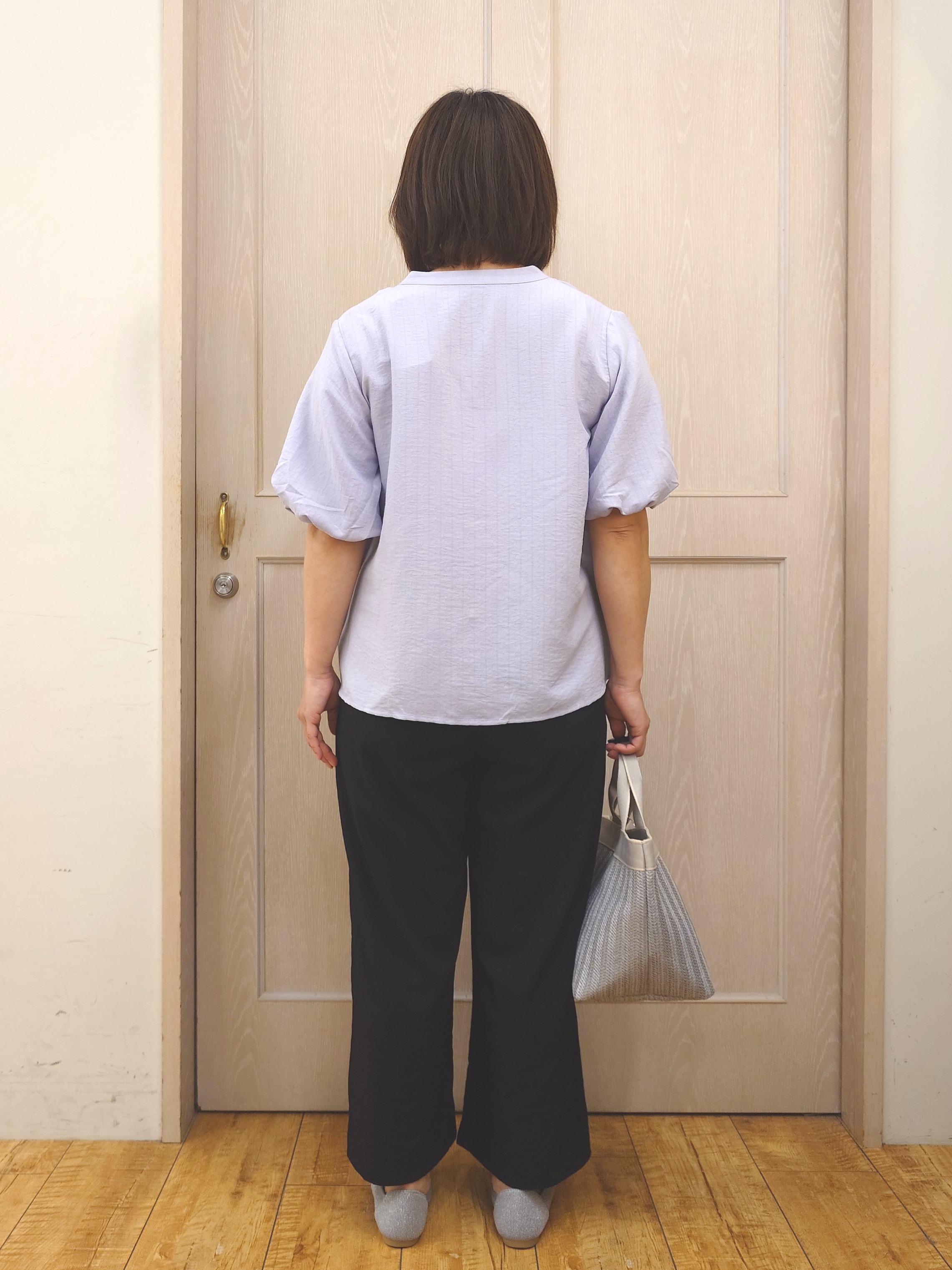 とろろさんの「SHOO･LA･RUE｜【洗濯機可】バルーンスリーブで二の腕カバー キーネック5分袖ブラウス」を使ったコーディネート