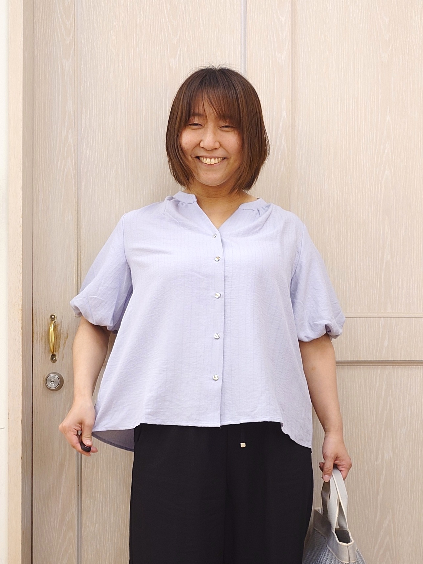 とろろさんの「SHOO･LA･RUE｜【洗濯機可】バルーンスリーブで二の腕カバー キーネック5分袖ブラウス」を使ったコーディネート