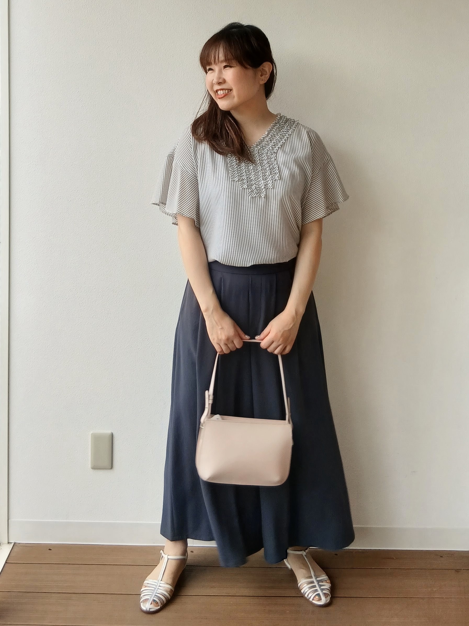 なみきさんの「UNTITLED｜【接触冷感/通気性/洗える】Vネックフリルブラウス」を使ったコーディネート