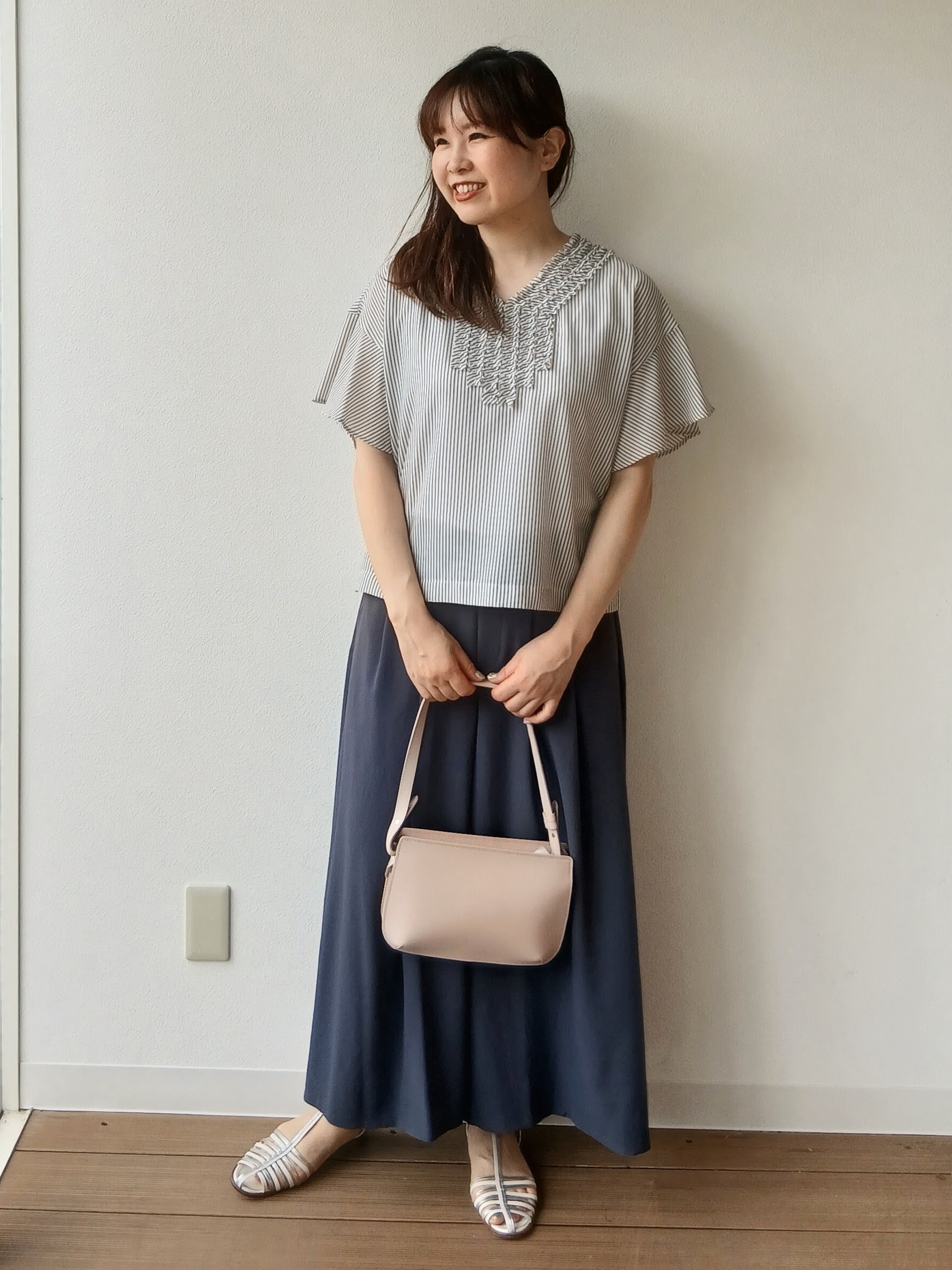 なみきさんの「UNTITLED｜【接触冷感/通気性/洗える】Vネックフリルブラウス」を使ったコーディネート