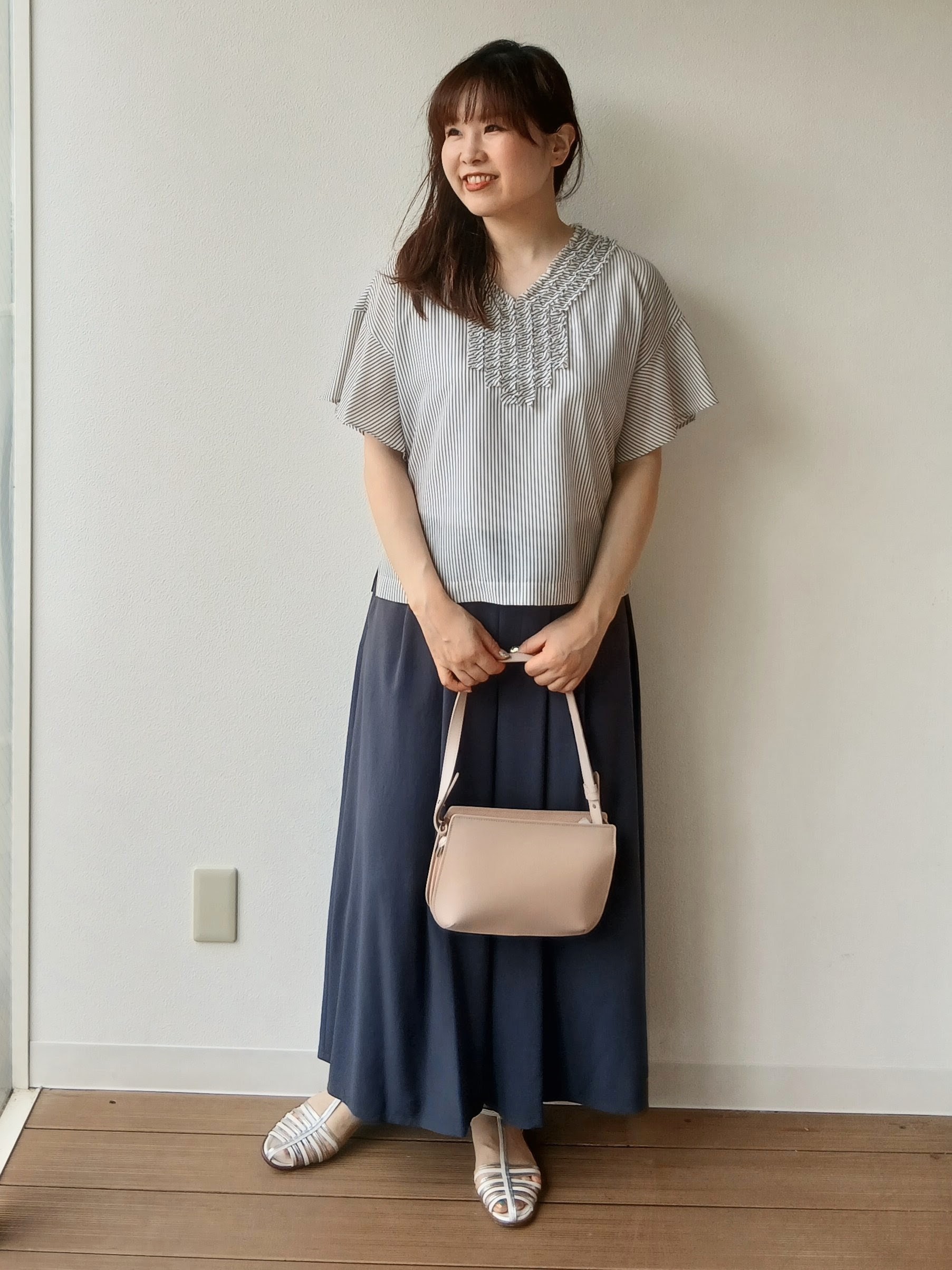 なみきさんの「UNTITLED｜【接触冷感/通気性/洗える】Vネックフリルブラウス」を使ったコーディネート
