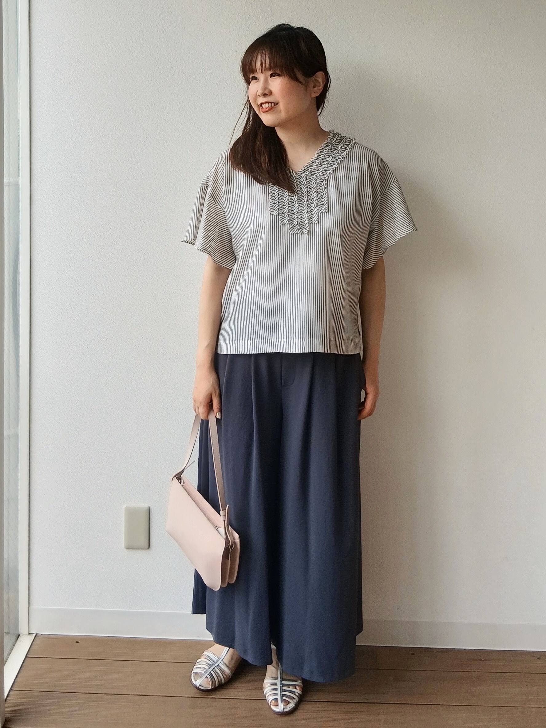 なみきさんの「UNTITLED｜【接触冷感/通気性/洗える】Vネックフリルブラウス」を使ったコーディネート