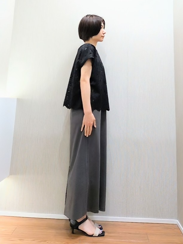 ミズタさんの「UNTITLED｜【セットアップ可/品のある透け感】リーフレースブラウス」を使ったコーディネート