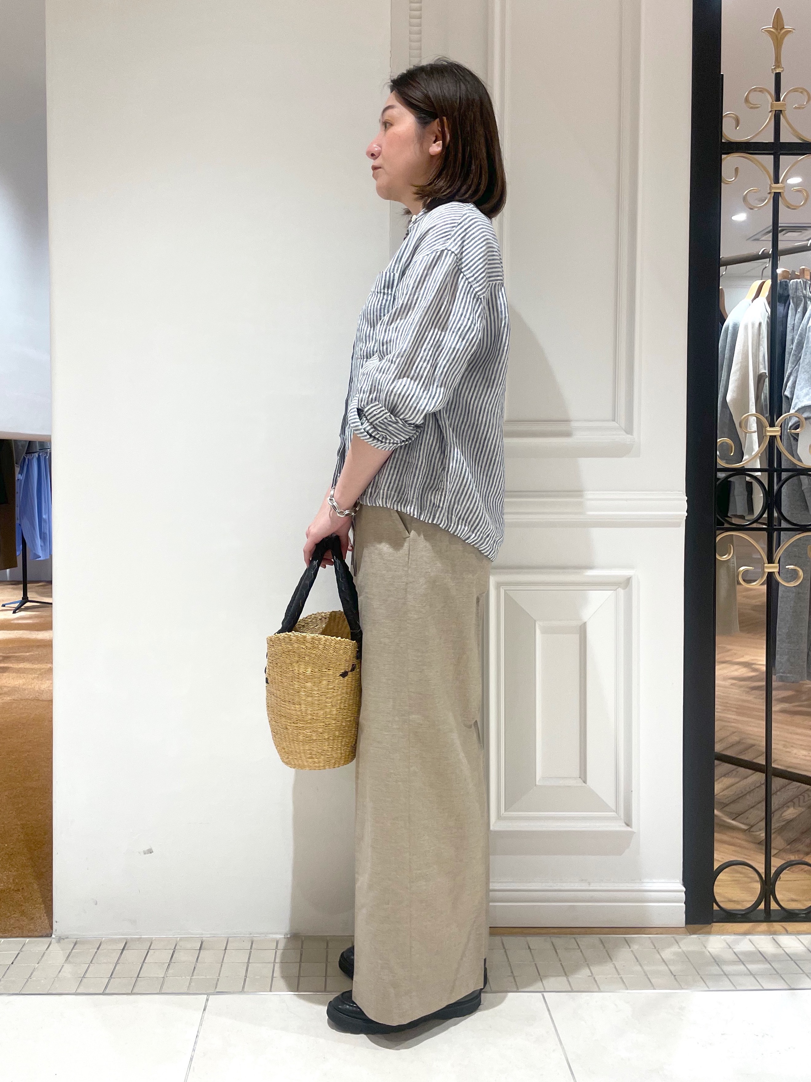makiさんの「DRESSTERIOR｜【2WAY/羽織にも】ウォッシャブルリネン ドロストシャツ」を使ったコーディネート