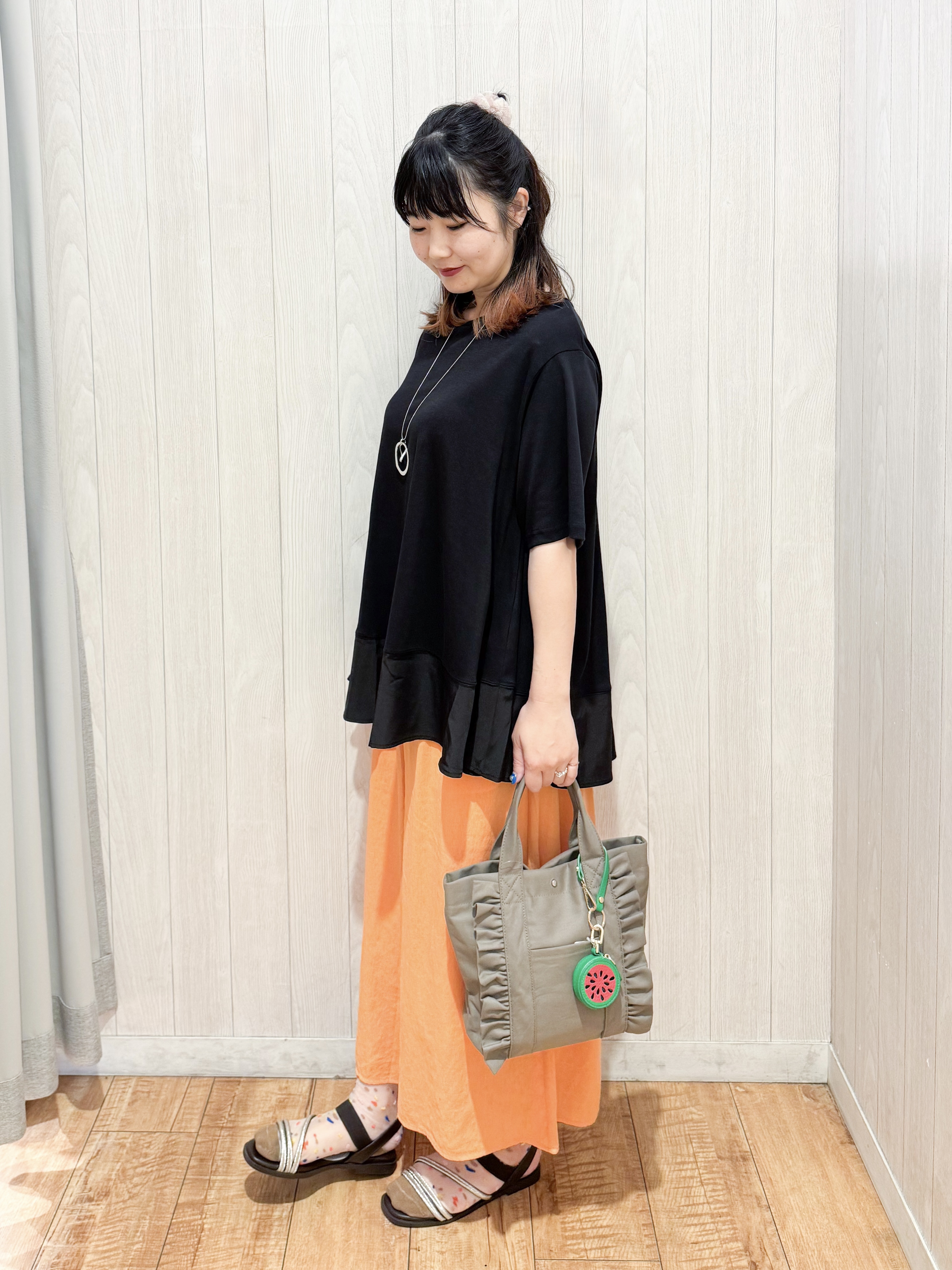 愛さんの「SHOO･LA･RUE｜【UV/抗菌防臭/洗濯機可】体型カバーも叶う 裾切り替えAライントップス」を使ったコーディネート