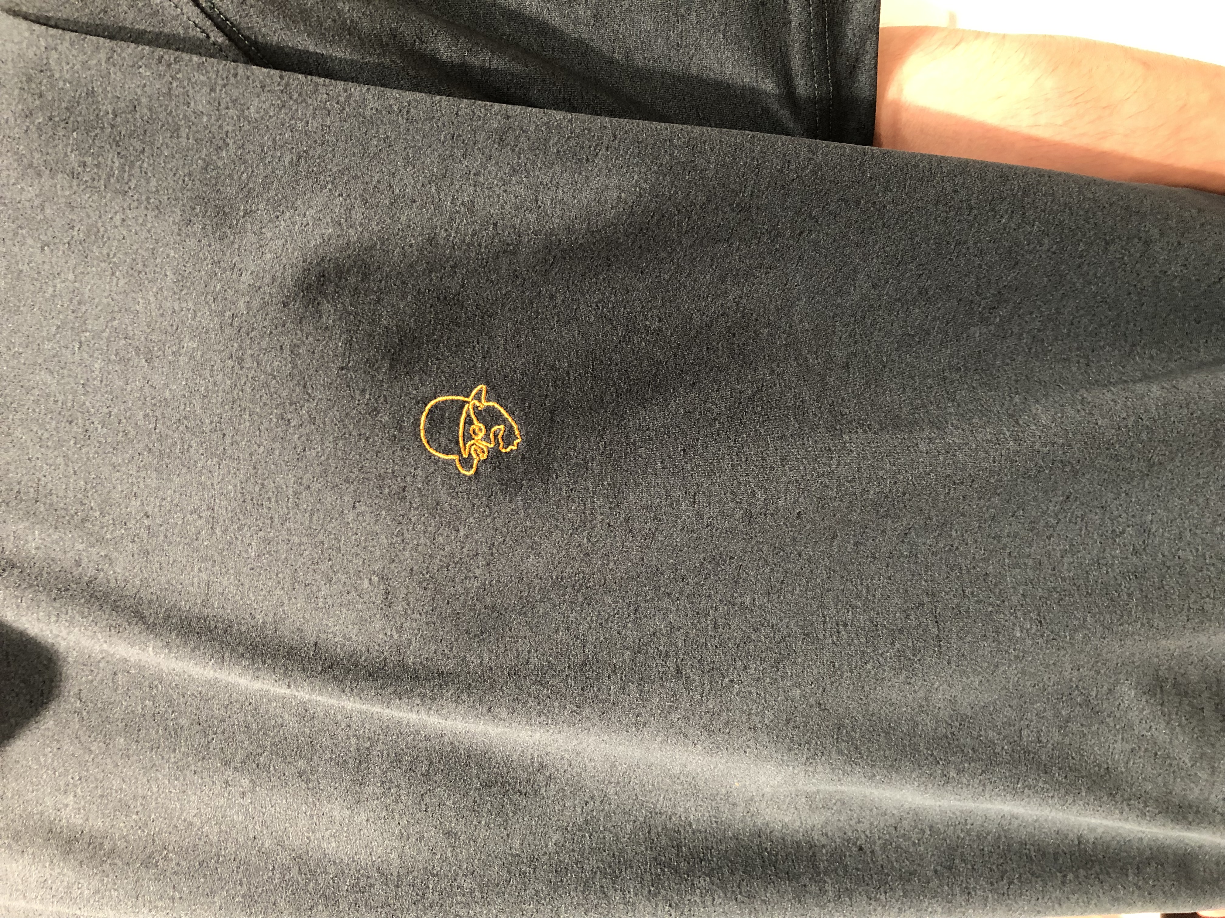平塚郁博さんの「TAKEO KIKUCHI｜【汗染み軽減/接触冷感】フェイクレイヤード ワンポイント刺繍Ｔシャツ」を使ったコーディネート
