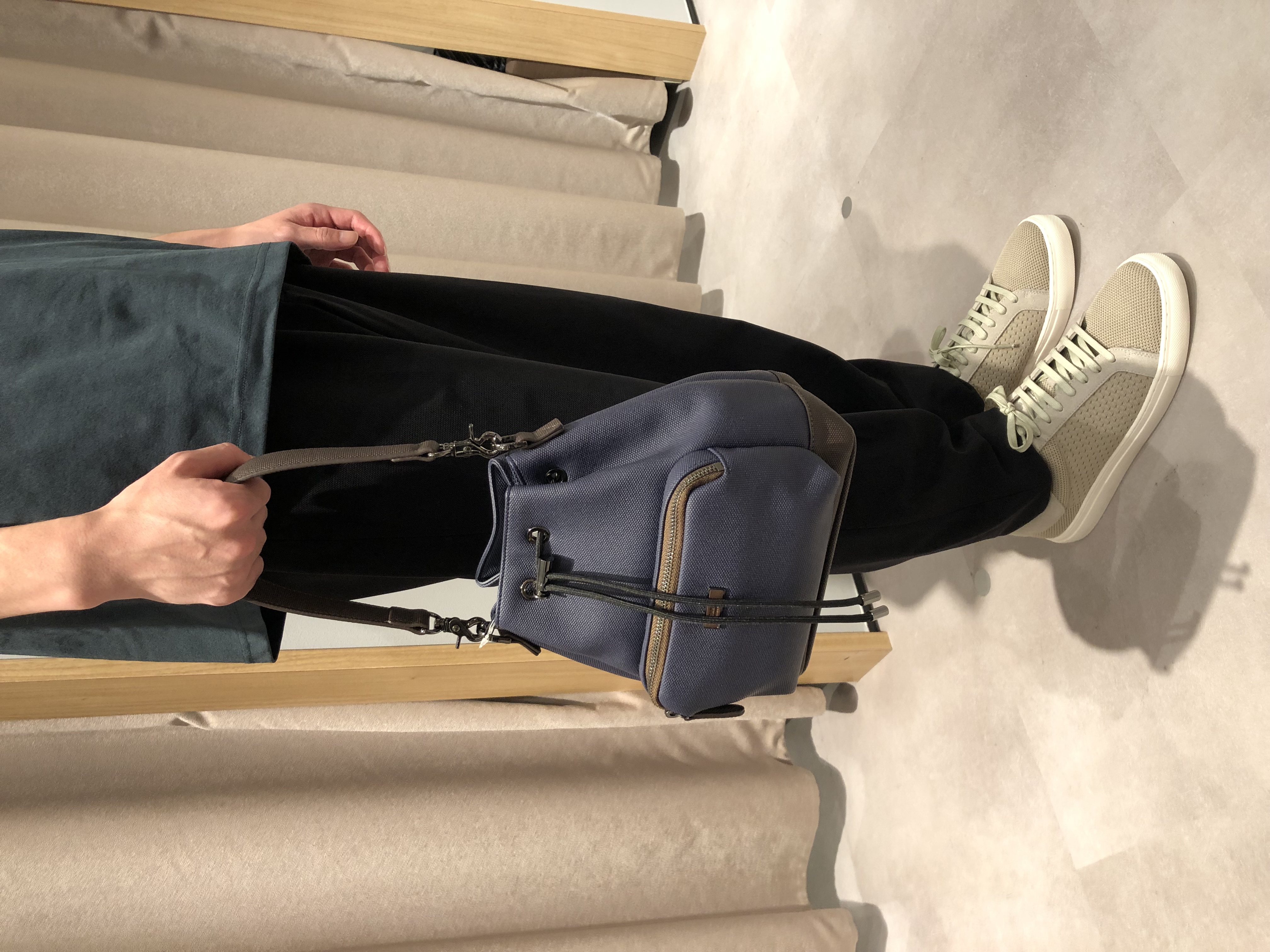 平塚郁博さんの「TAKEO KIKUCHI｜【汗染み軽減/接触冷感】フェイクレイヤード ワンポイント刺繍Ｔシャツ」を使ったコーディネート