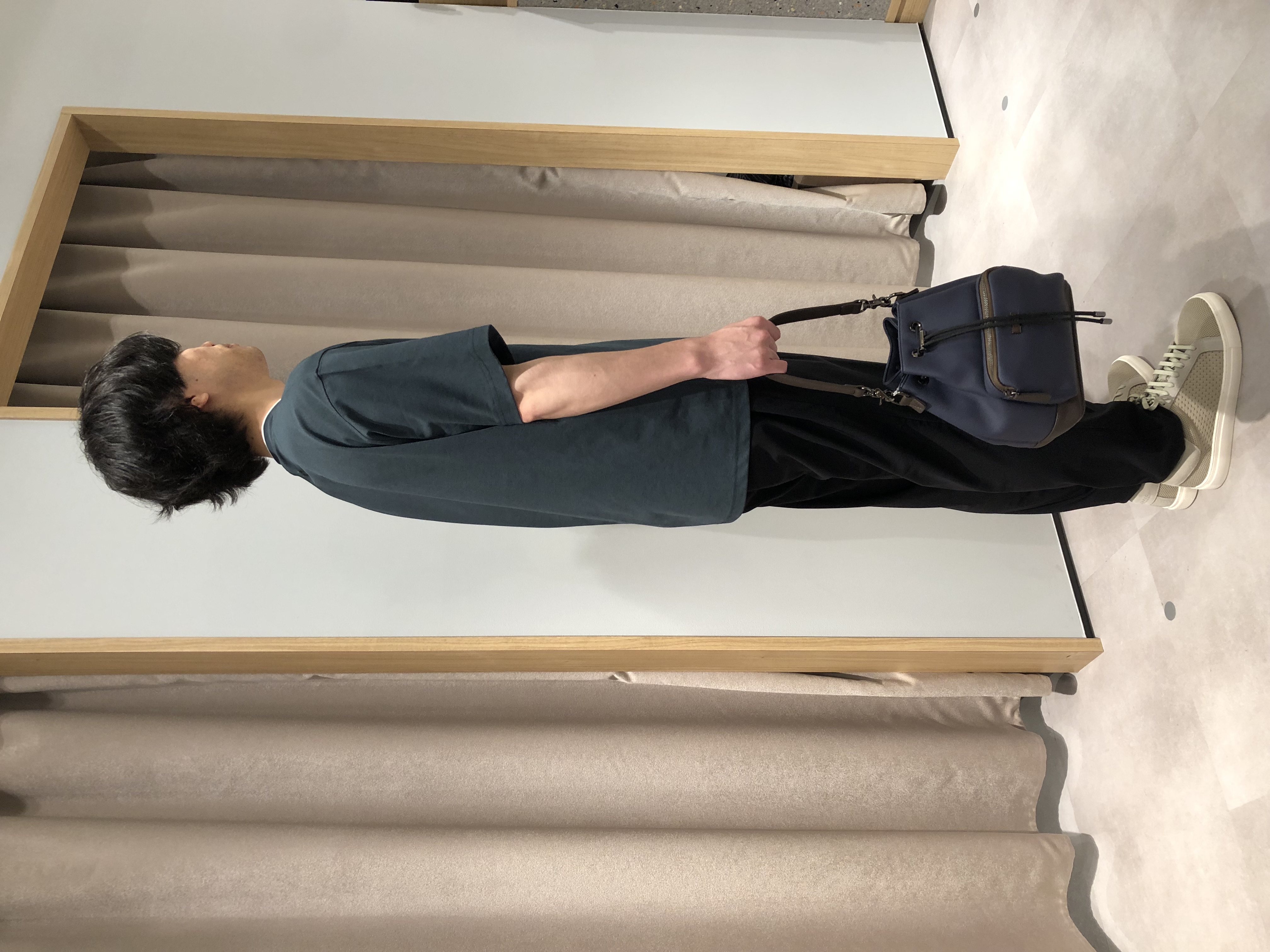 平塚郁博さんの「TAKEO KIKUCHI｜【汗染み軽減/接触冷感】フェイクレイヤード ワンポイント刺繍Ｔシャツ」を使ったコーディネート