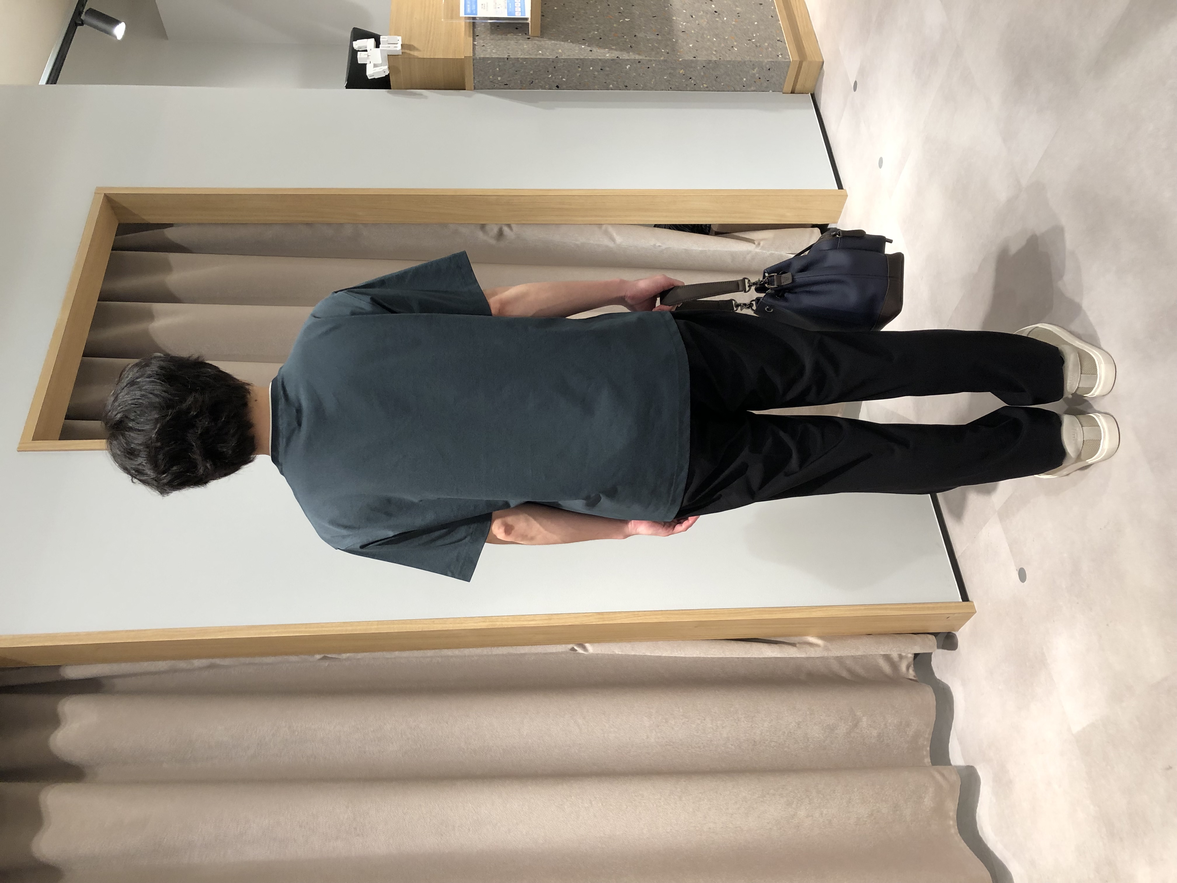 平塚郁博さんの「TAKEO KIKUCHI｜【汗染み軽減/接触冷感】フェイクレイヤード ワンポイント刺繍Ｔシャツ」を使ったコーディネート