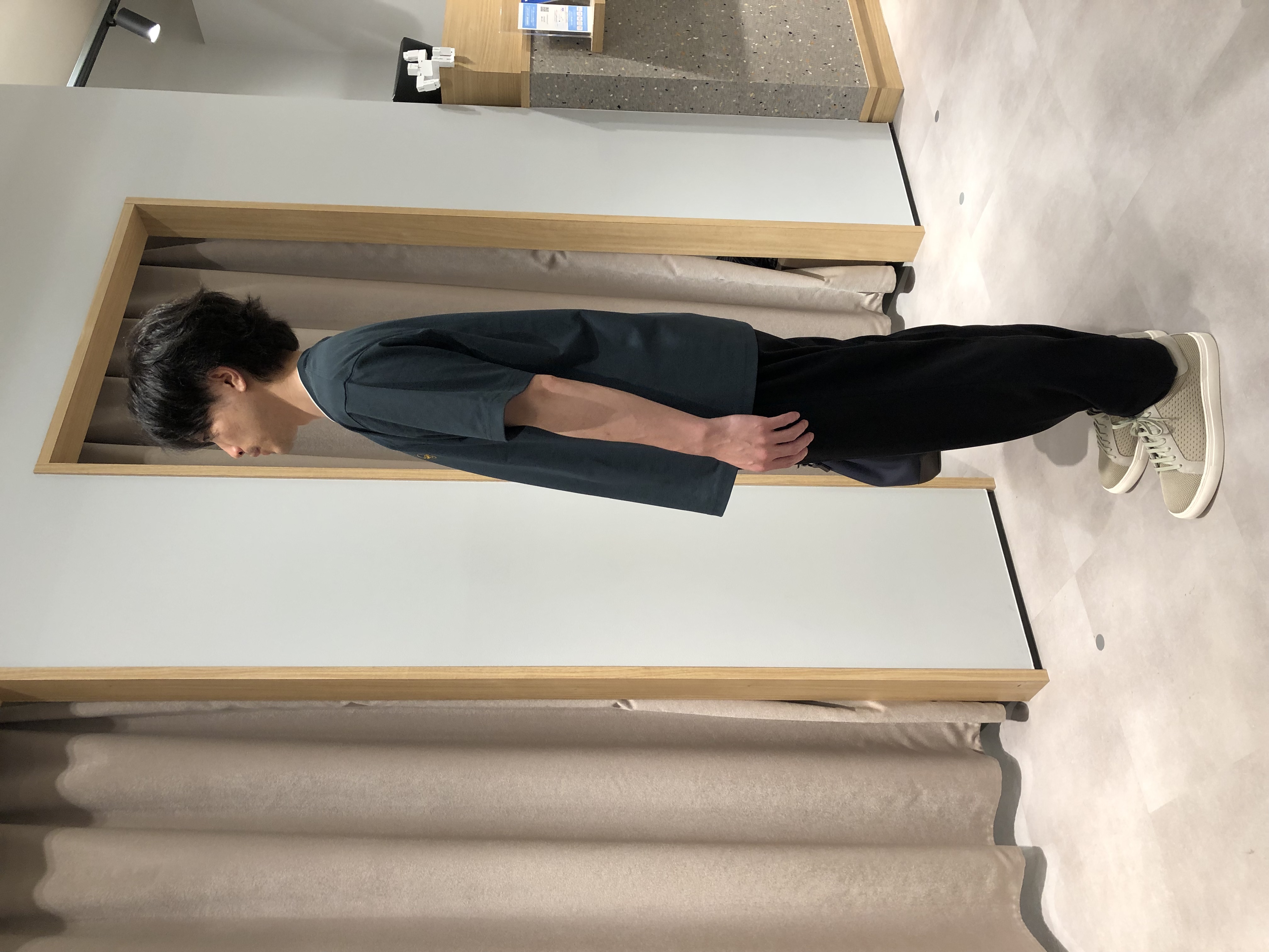 平塚郁博さんの「TAKEO KIKUCHI｜【汗染み軽減/接触冷感】フェイクレイヤード ワンポイント刺繍Ｔシャツ」を使ったコーディネート