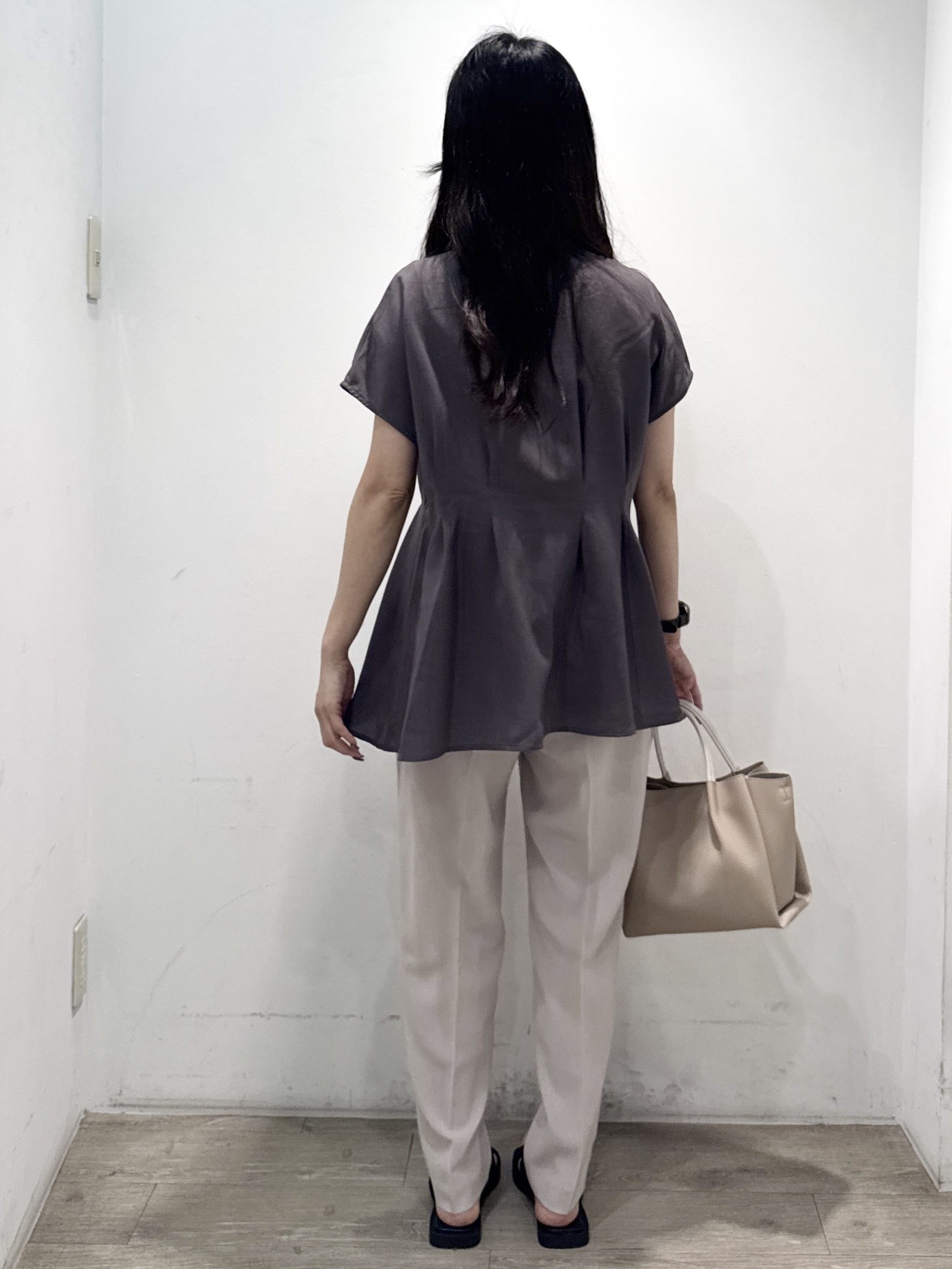 yuicciさんの「OPAQUE.CLIP｜【接触冷感／吸水速乾】リネンライク タックフレンチスリーブブラウス《洗濯機OK》」を使ったコーディネート