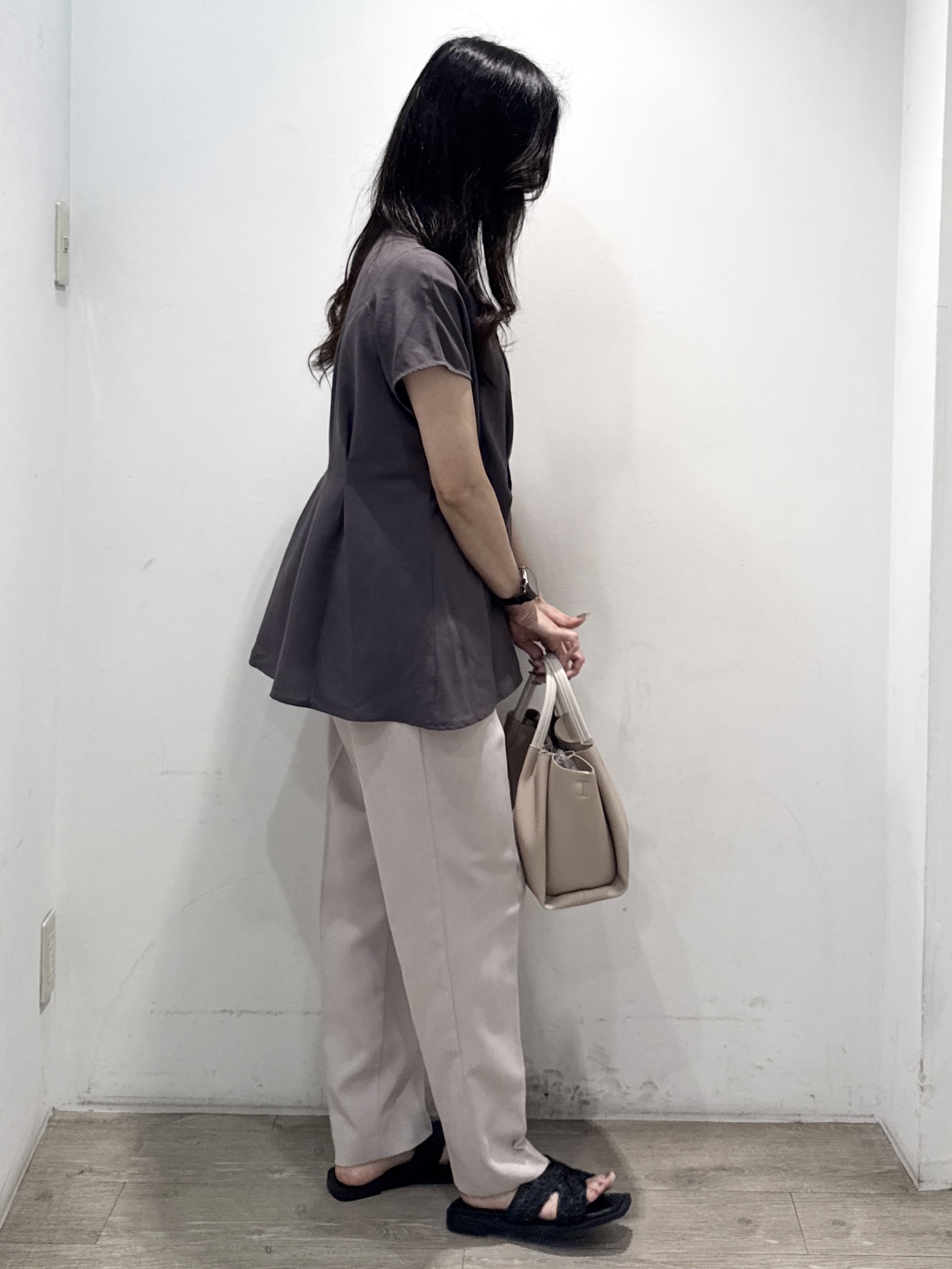 yuicciさんの「OPAQUE.CLIP｜【接触冷感／吸水速乾】リネンライク タックフレンチスリーブブラウス《洗濯機OK》」を使ったコーディネート