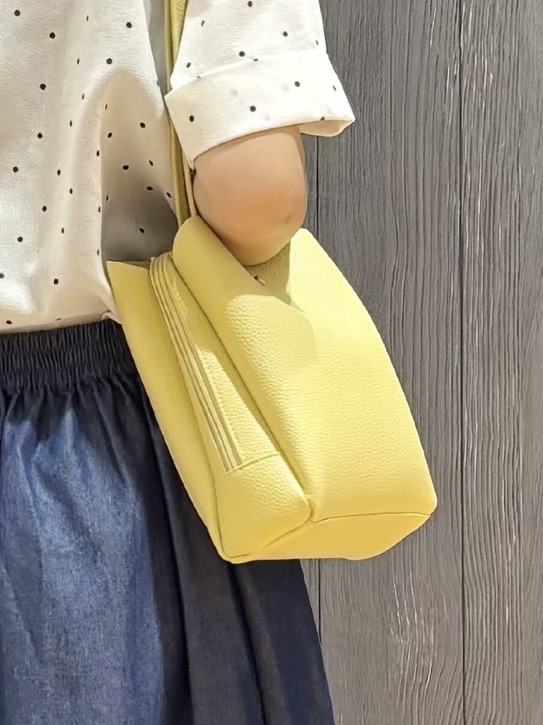 meiさんの「SHOO･LA･RUE｜【通勤/S-LL/洗濯機可】ゴールドパーツがアクセント アクセサリーいらずのドット柄ブラウス」を使ったコーディネート