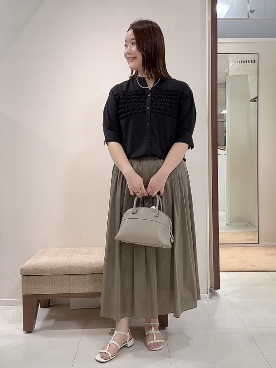 YUIさんの「UNTITLED｜【接触冷感/通気性/洗える】フロントフリルブラウス」を使ったコーディネート