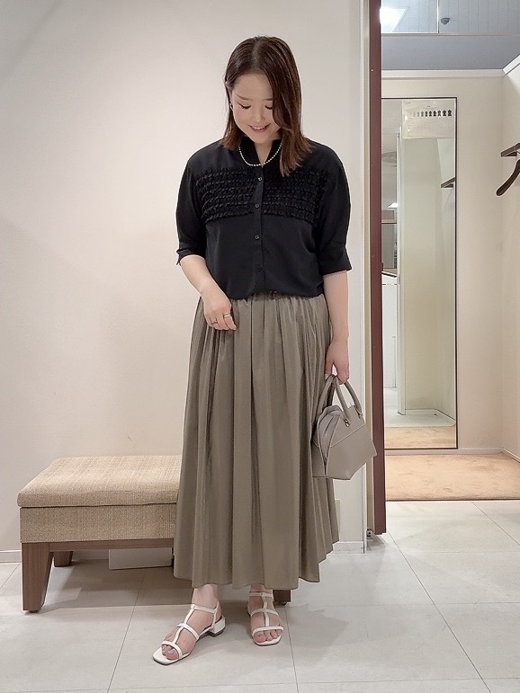 YUIさんの「UNTITLED｜【接触冷感/通気性/洗える】フロントフリルブラウス」を使ったコーディネート