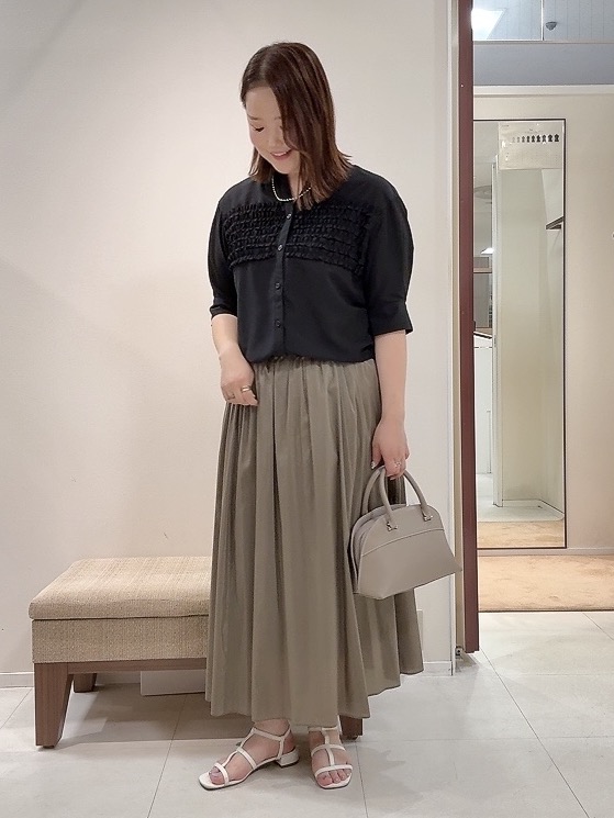 YUIさんの「UNTITLED｜【接触冷感/通気性/洗える】フロントフリルブラウス」を使ったコーディネート