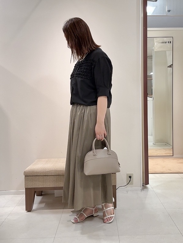 YUIさんの「UNTITLED｜【接触冷感/通気性/洗える】フロントフリルブラウス」を使ったコーディネート